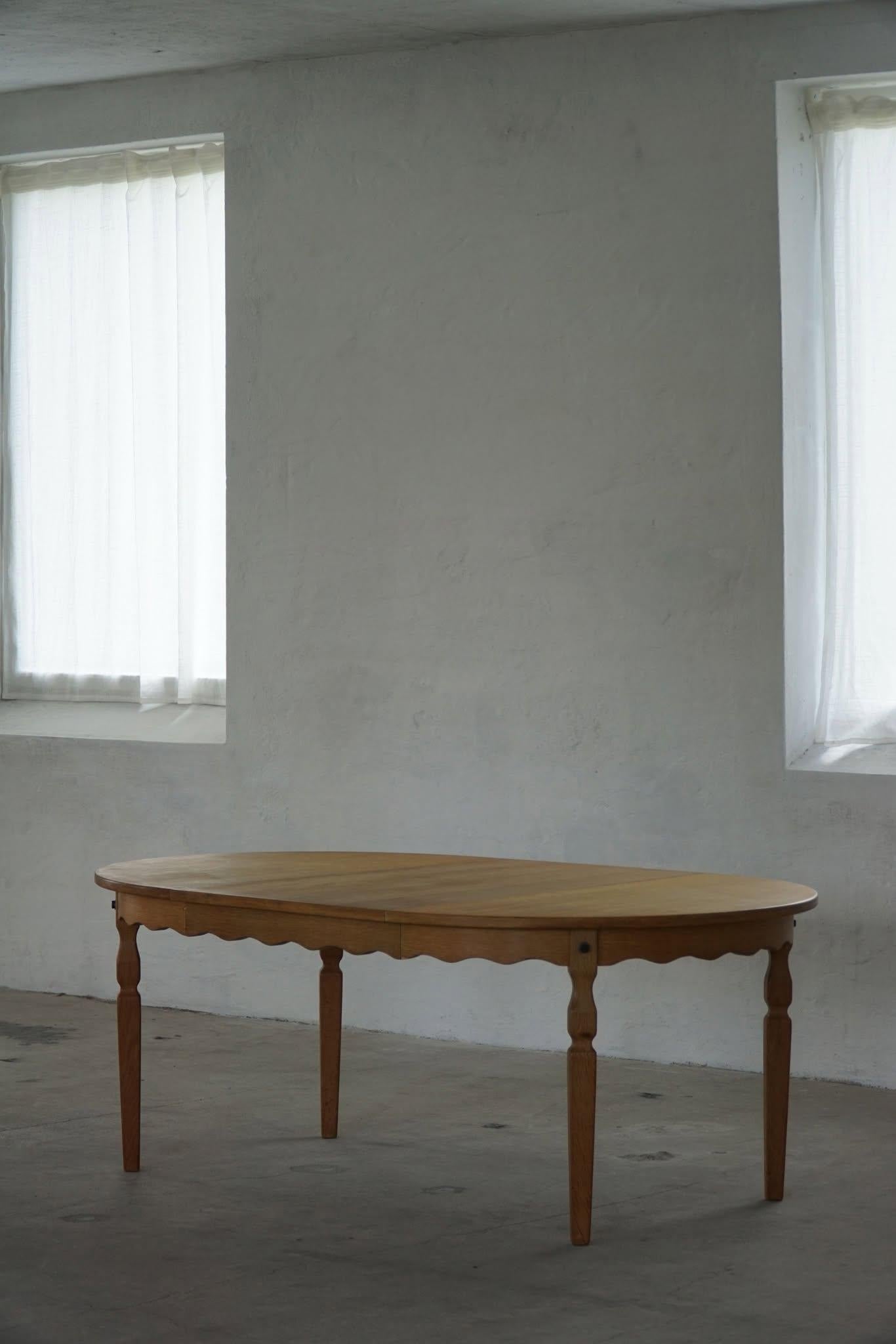 20ième siècle Table de salle à manger ronde moderne danoise en Oak par Rosengaarden, milieu du siècle, années 1960 en vente