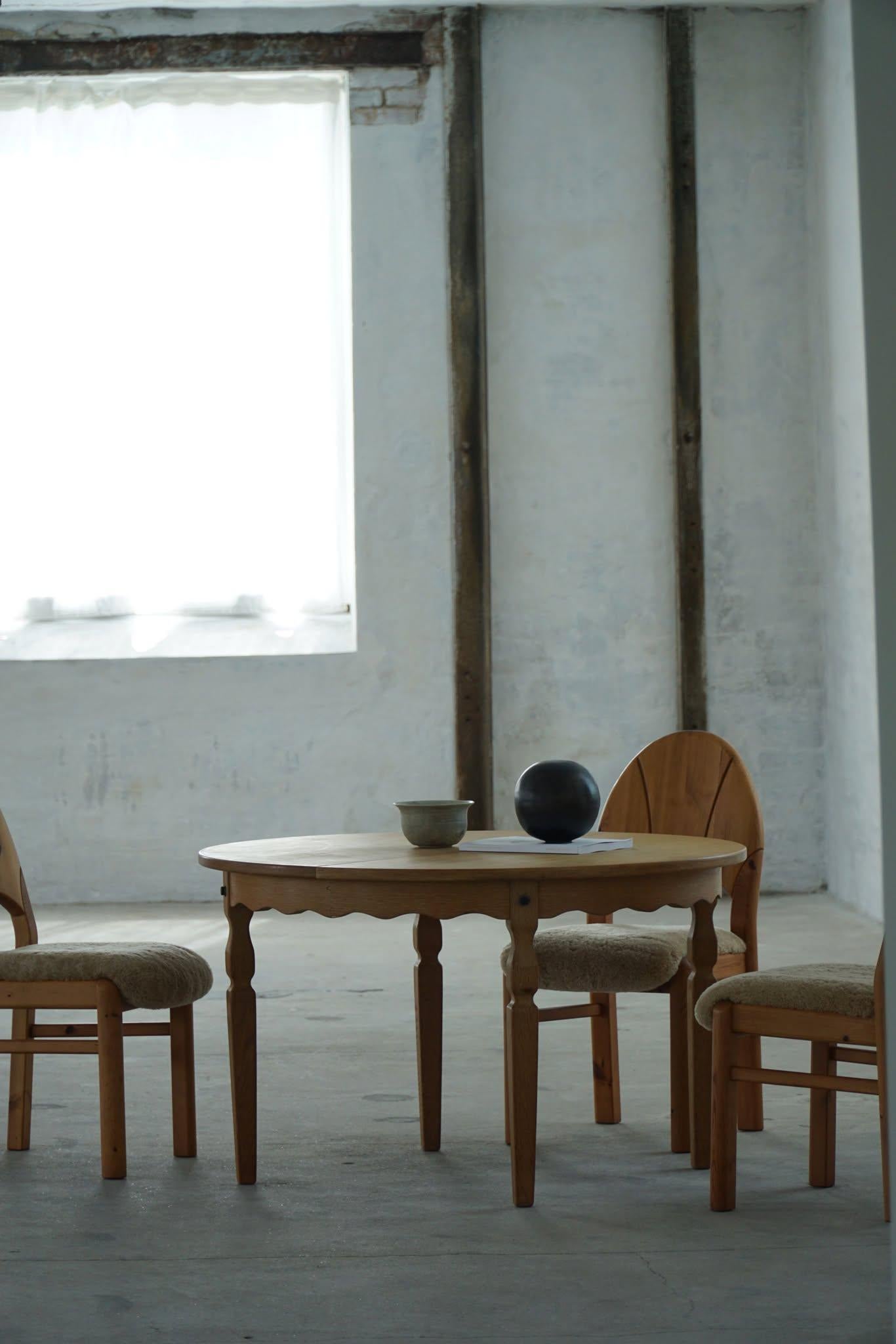 Chêne Table de salle à manger ronde moderne danoise en Oak par Rosengaarden, milieu du siècle, années 1960 en vente