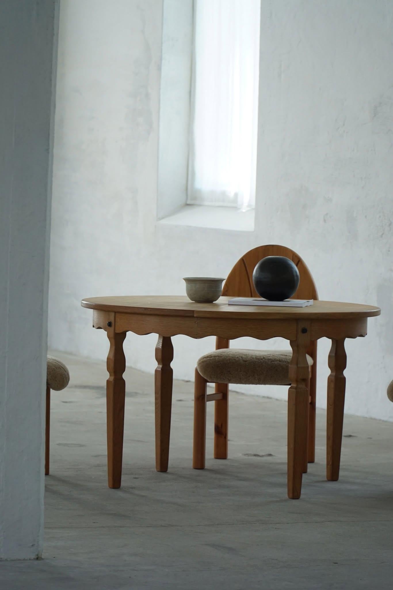 Table de salle à manger ronde moderne danoise en Oak par Rosengaarden, milieu du siècle, années 1960 en vente 1