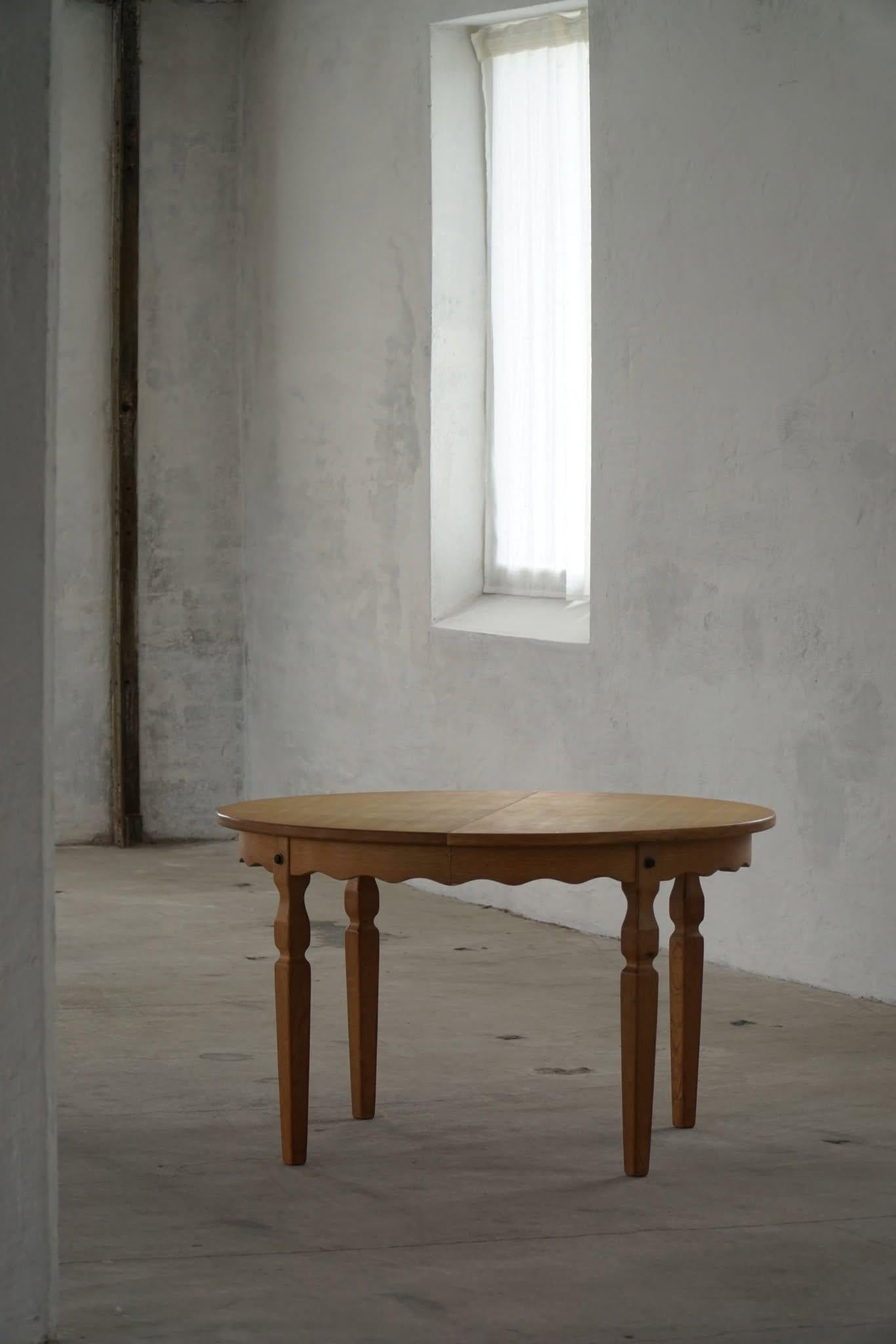 Table de salle à manger ronde moderne danoise en Oak par Rosengaarden, milieu du siècle, années 1960 en vente 2