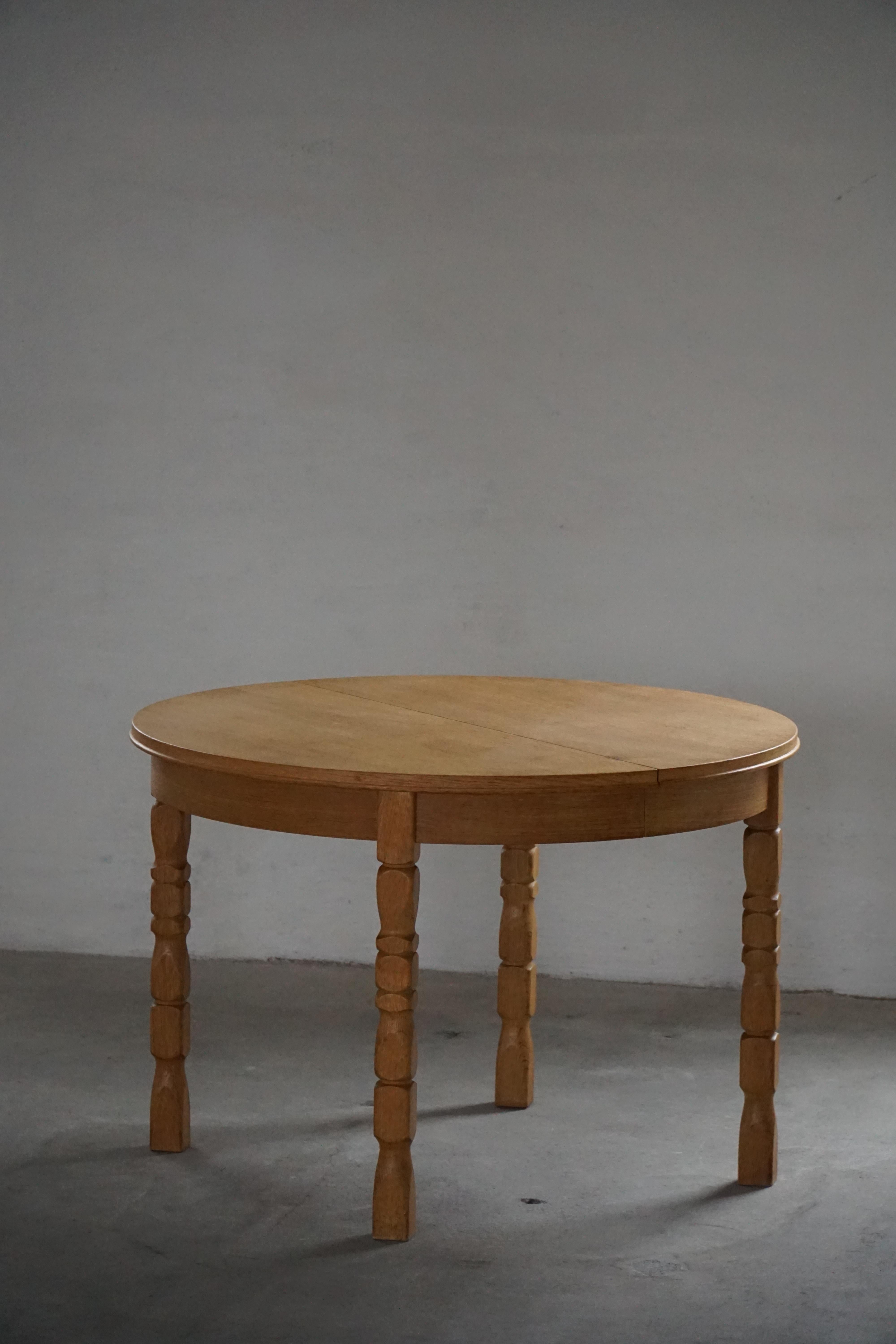 Danish Modern, Round Dining Table in Oak with Extension, Mid Century, 1960s In Good Condition For Sale In Odense, DK