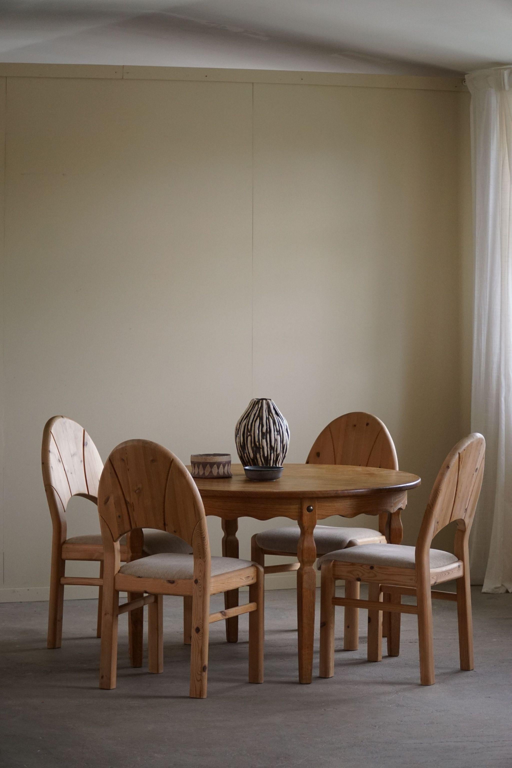 Table de salle à manger ronde classique en chêne massif avec deux rallonges, fabriquée dans les années 1960 à Rosengaarden, au Danemark. Estampillé en dessous. Une figure sculpturale pour un intérieur moderne.

Cette table brutaliste est dotée de