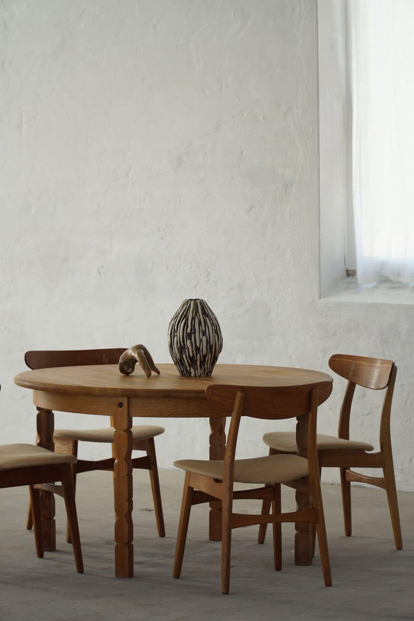 Danish Modern, Round Dining Table in Oak with Two Extensions, Mid Century, 1960s In Good Condition For Sale In Odense, DK
