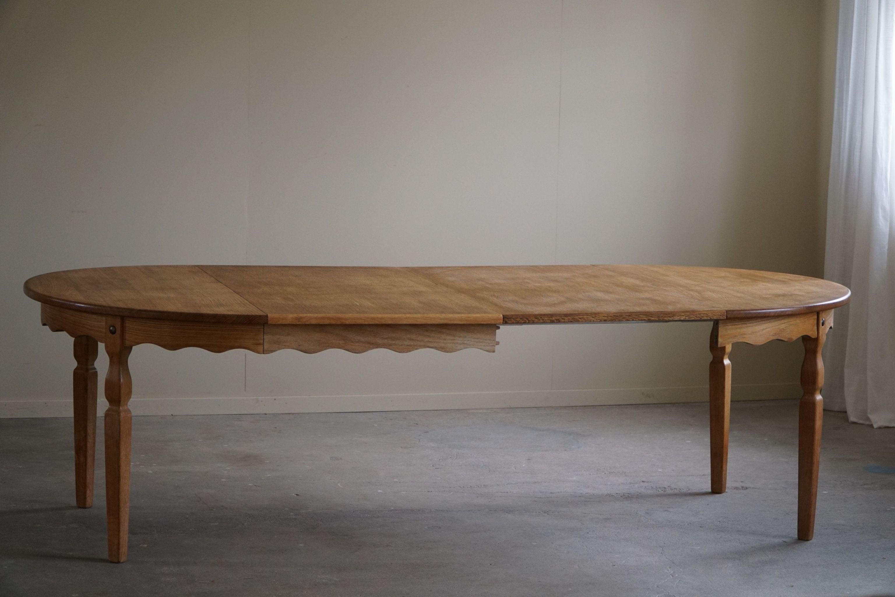 Table de salle à manger ronde danoise moderne en chêne avec deux rallonges, milieu de siècle, années 1960 Bon état - En vente à Odense, DK