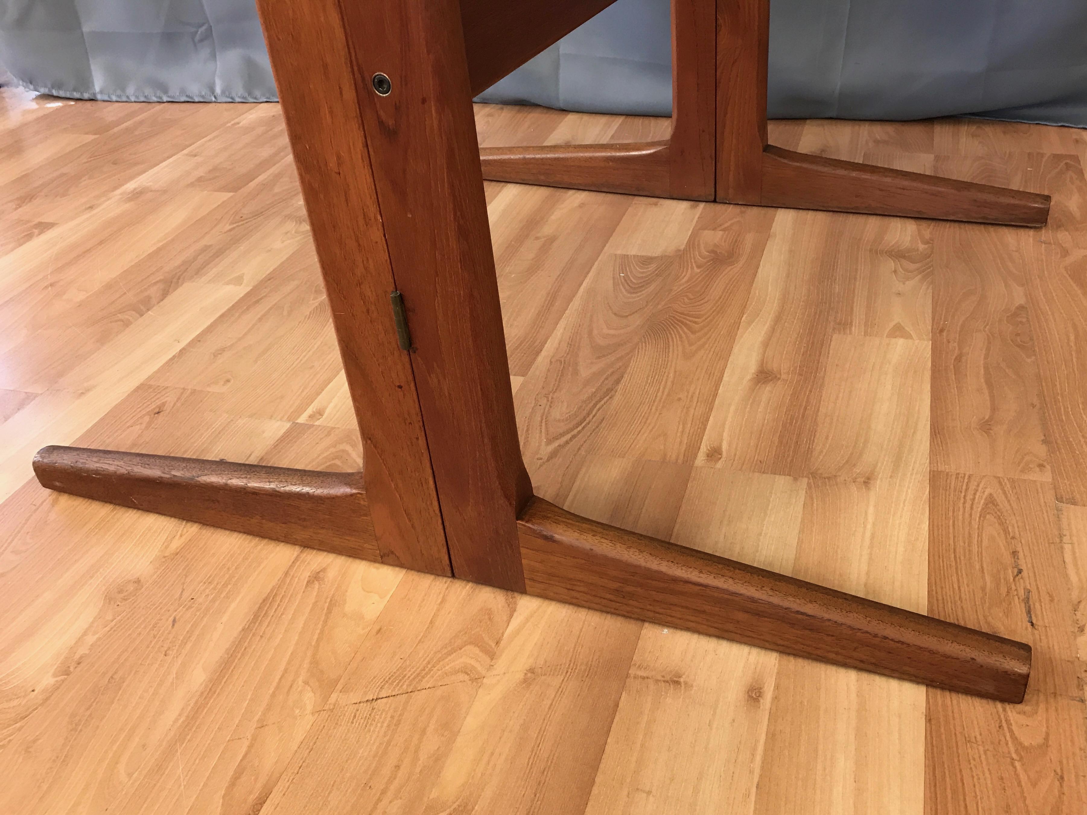 Danish Modern Round Drop-Leaf Teak Dining Table, 1970s 9