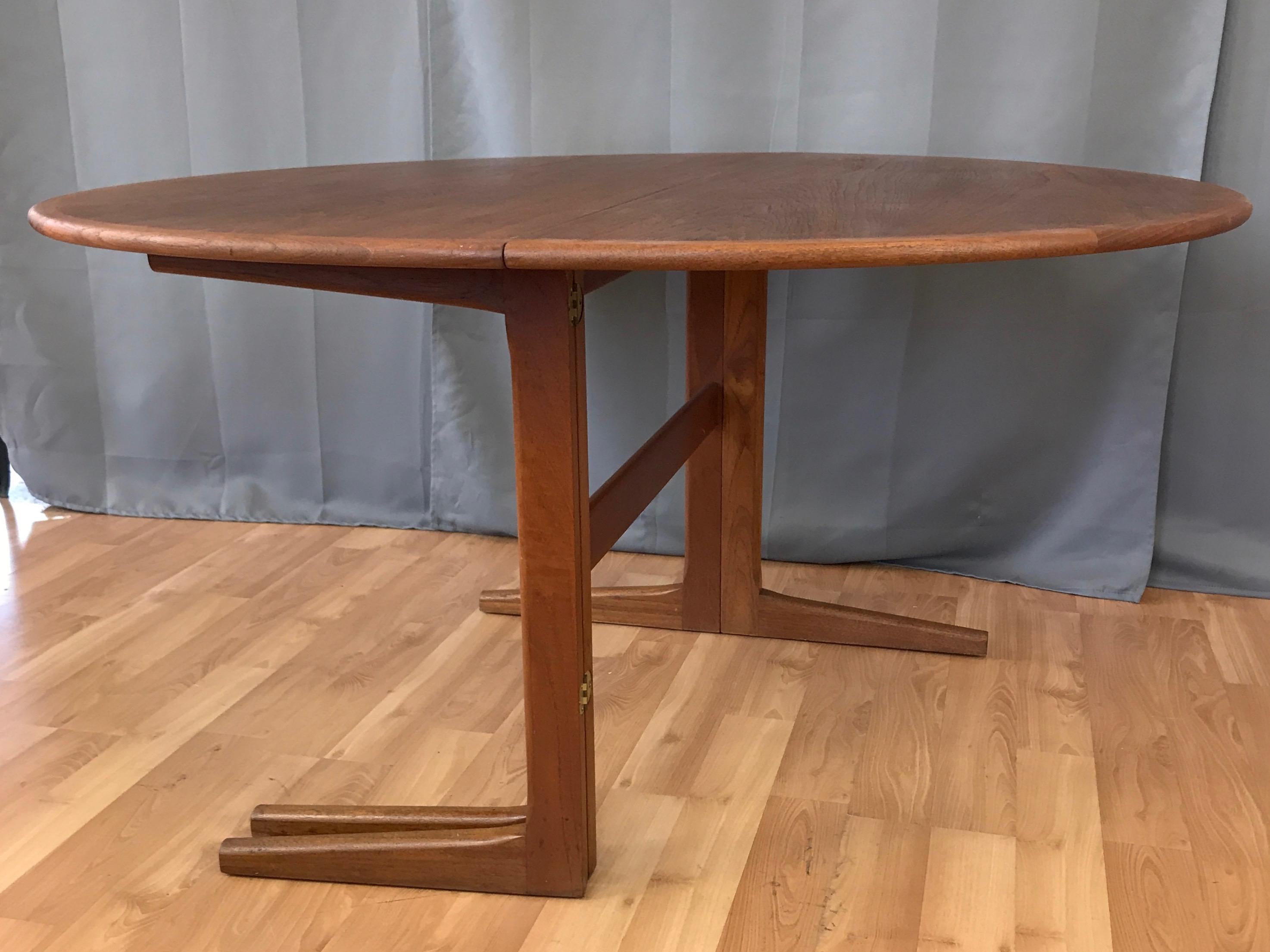 Dänischer moderner runder Teak-Esstisch mit Hängeblättern:: 1970er Jahre (Messing)