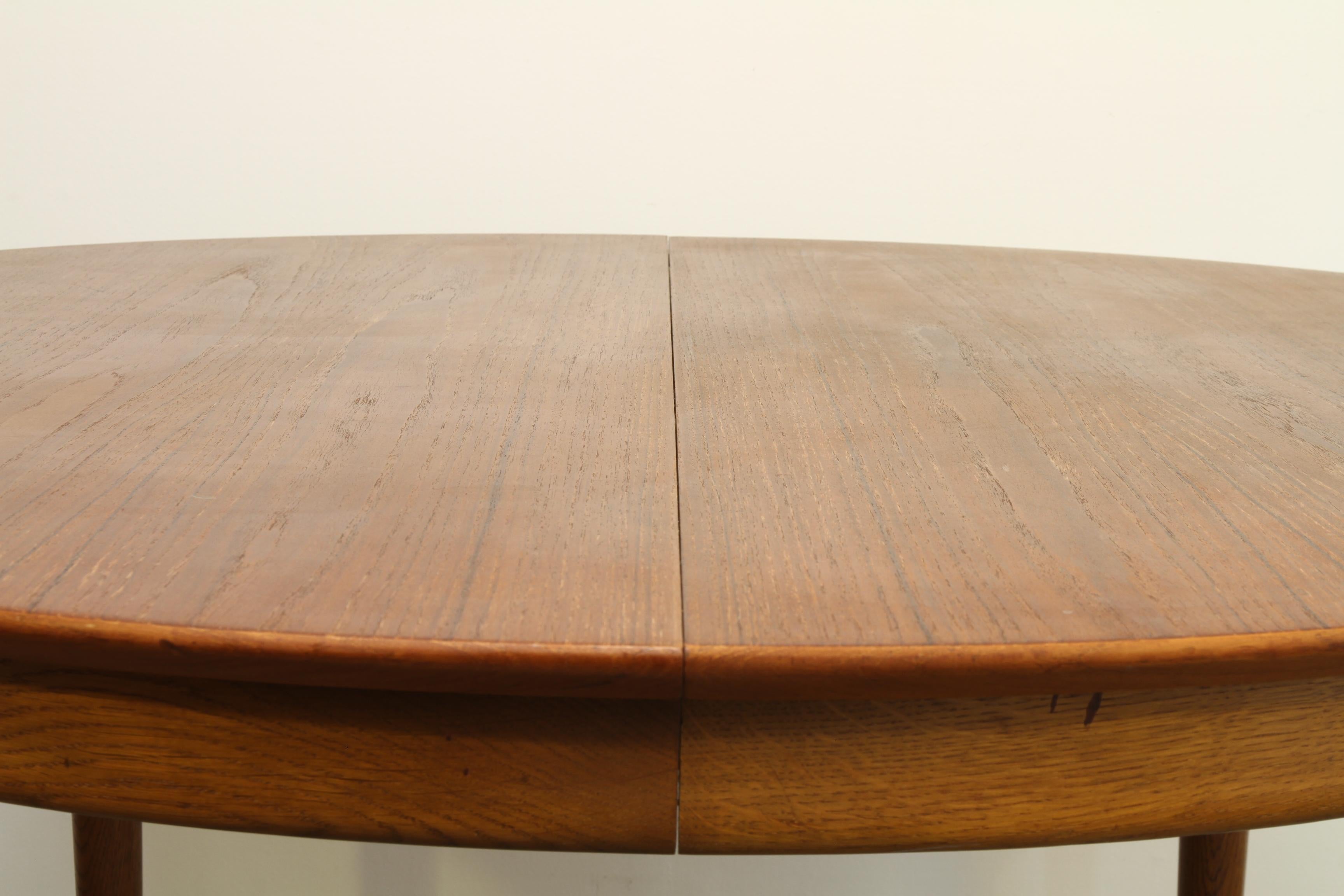 Danish Modern Round Extendable  Teak Table In Good Condition In Asaa, DK