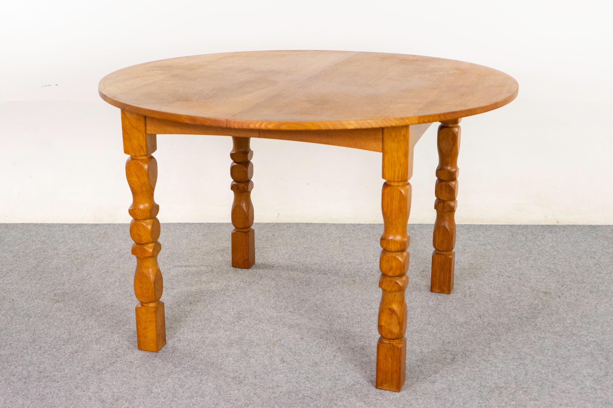 Danish Modern Round Oak Dining Table In Good Condition For Sale In VANCOUVER, CA