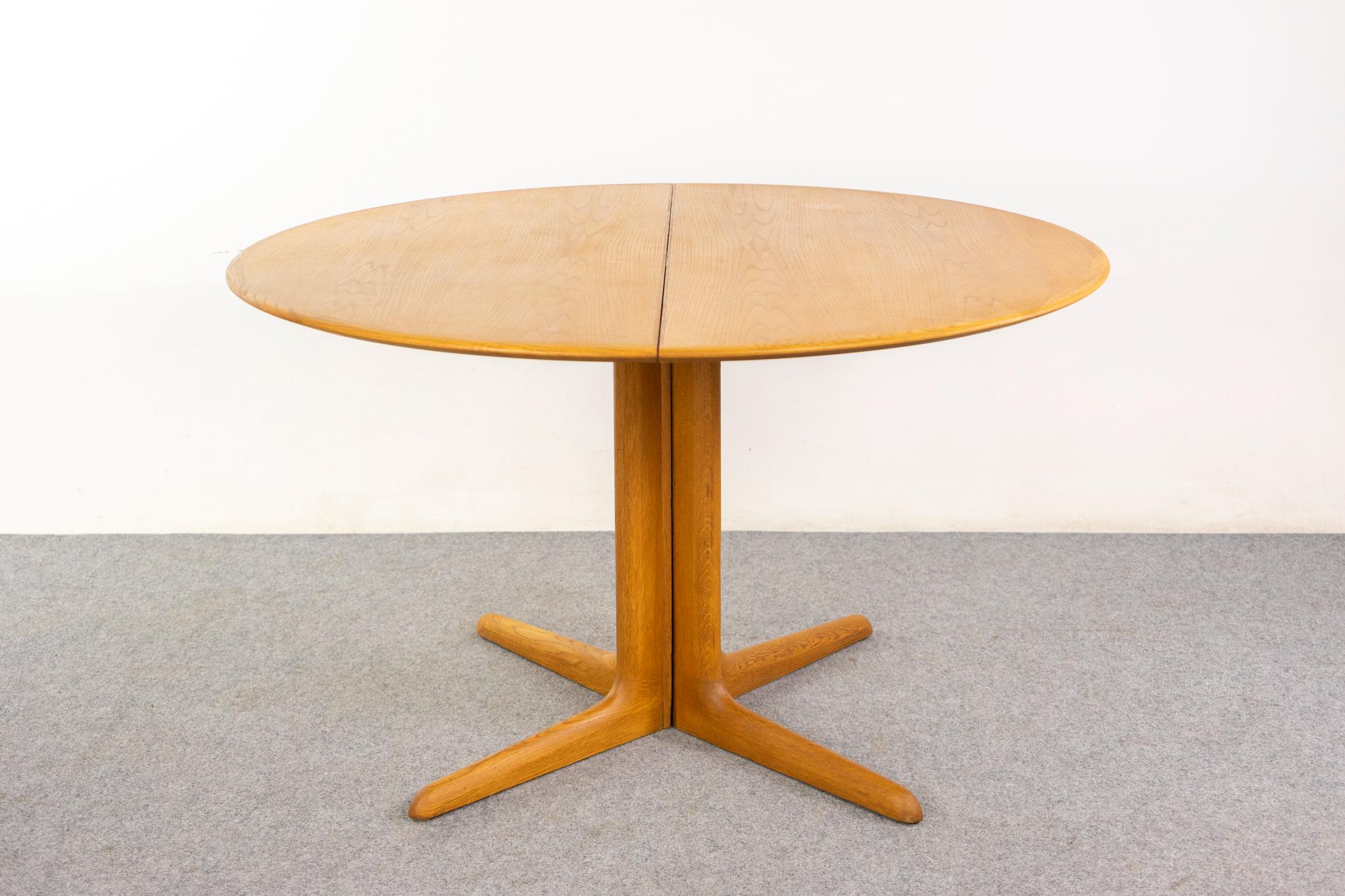 Danish Modern Round Oak Dining Table In Good Condition For Sale In VANCOUVER, CA