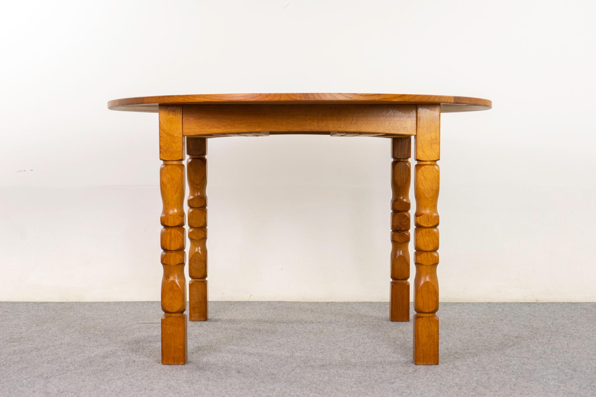 Mid-20th Century Danish Modern Round Oak Dining Table For Sale