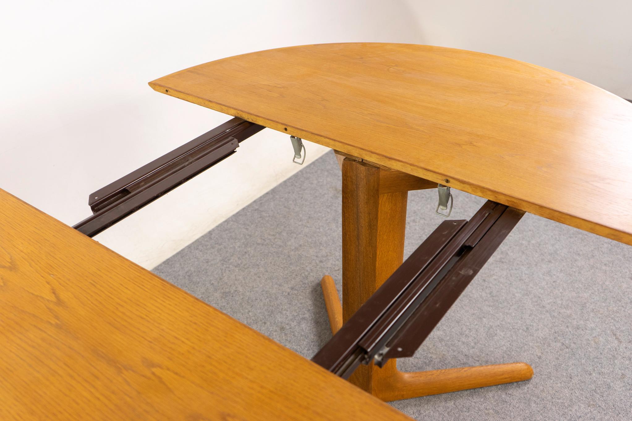 Mid-20th Century Danish Modern Round Oak Dining Table For Sale