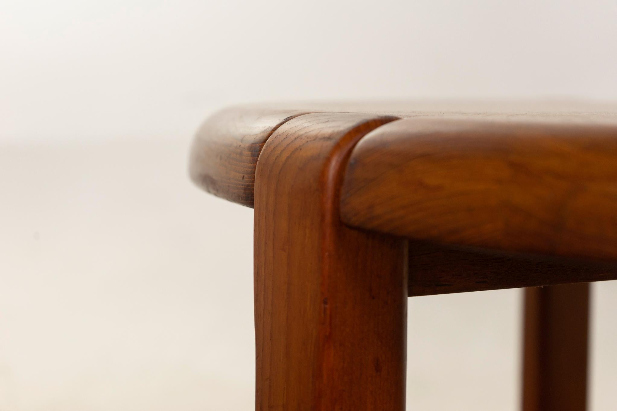 Danish Modern Round Solid Teak Coffee Table In Good Condition For Sale In VANCOUVER, CA