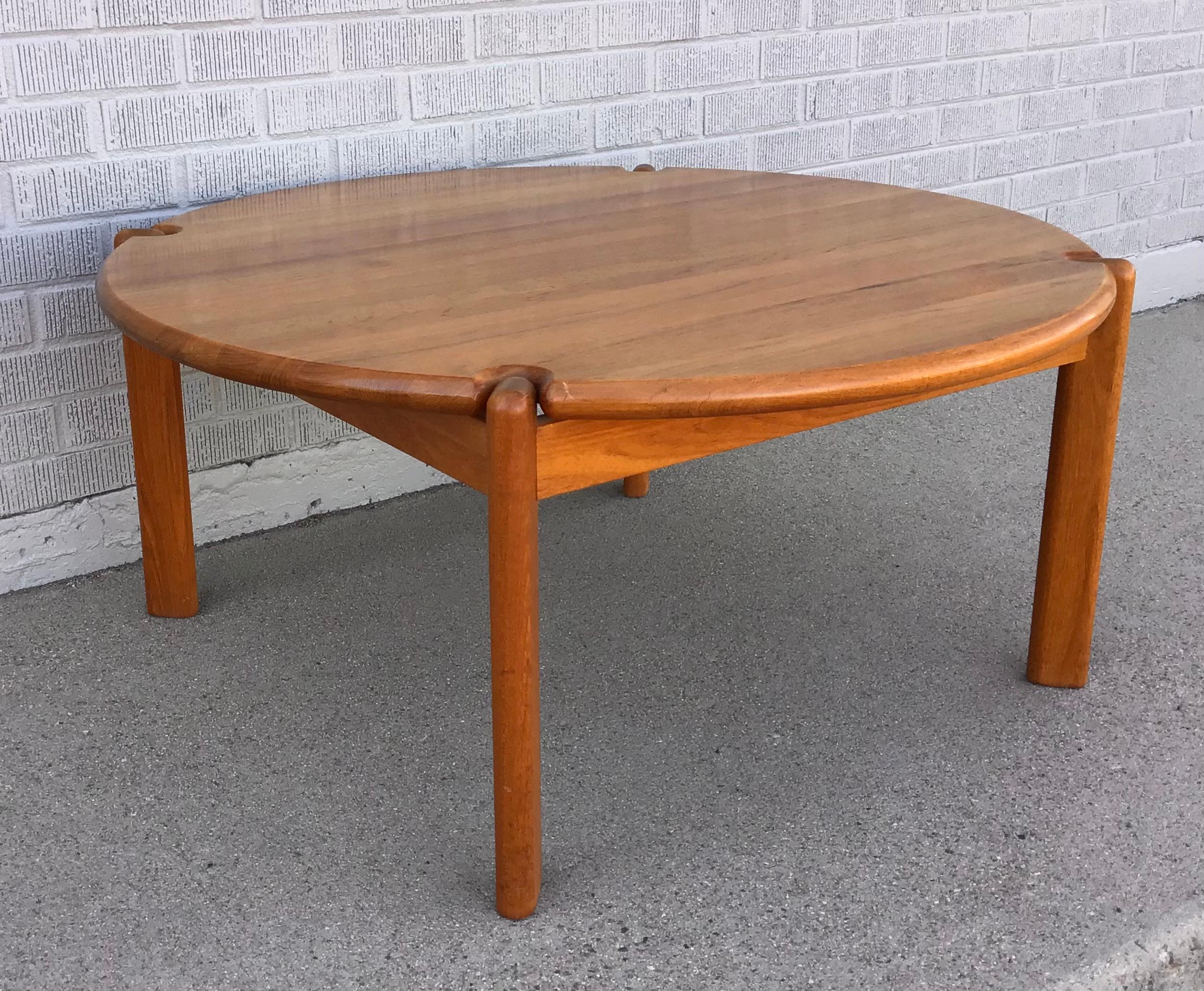 Dänischer moderner runder Couchtisch aus Teakholz, ca. 1960er Jahre im Angebot 5