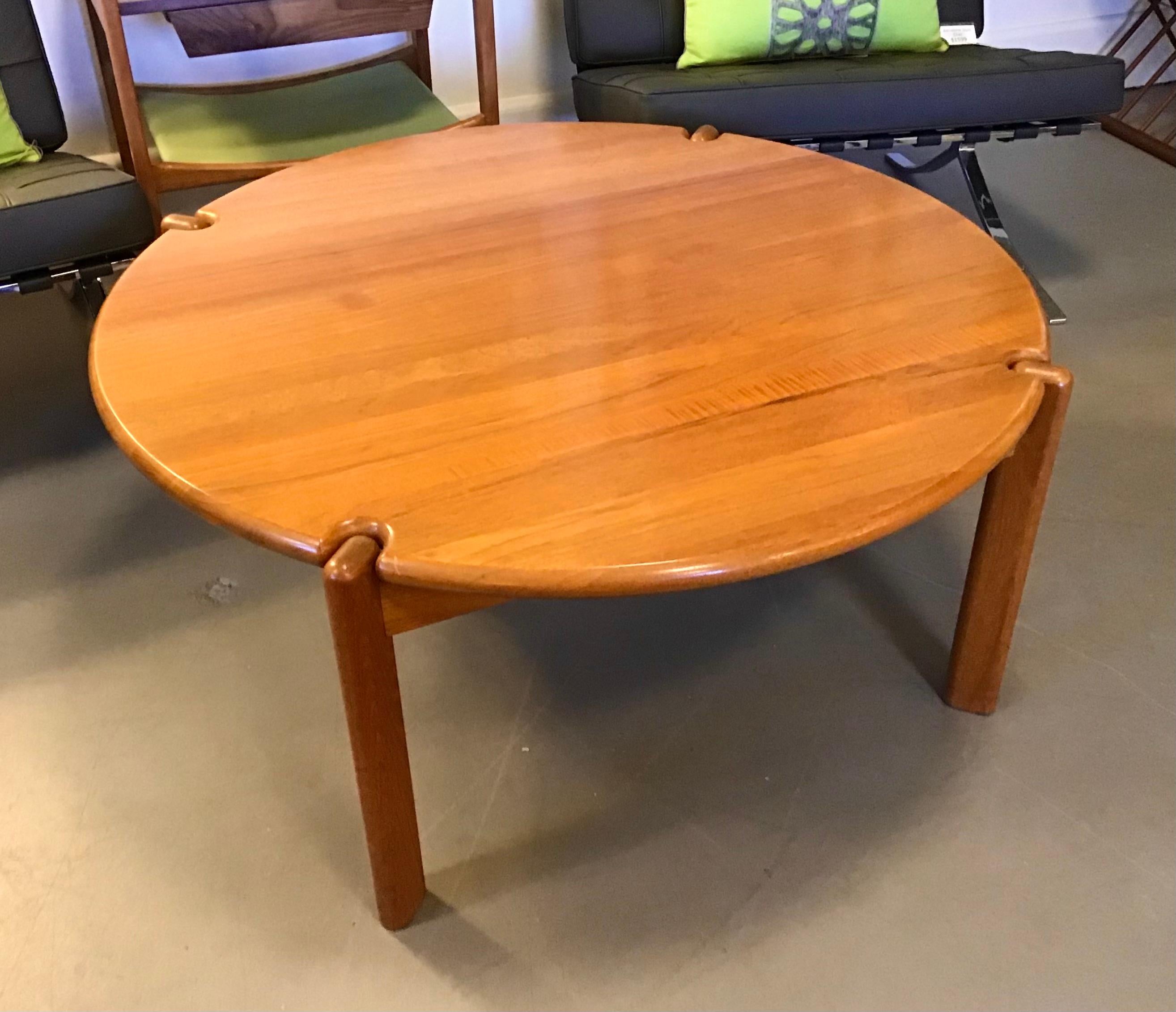 Dänischer moderner runder Couchtisch aus Teakholz, ca. 1960er Jahre im Angebot 7