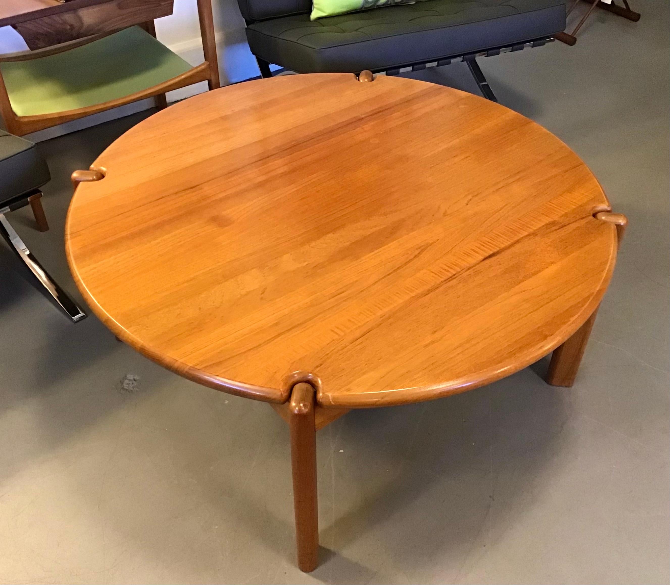 Dänischer moderner runder Couchtisch aus Teakholz, ca. 1960er Jahre im Angebot 8