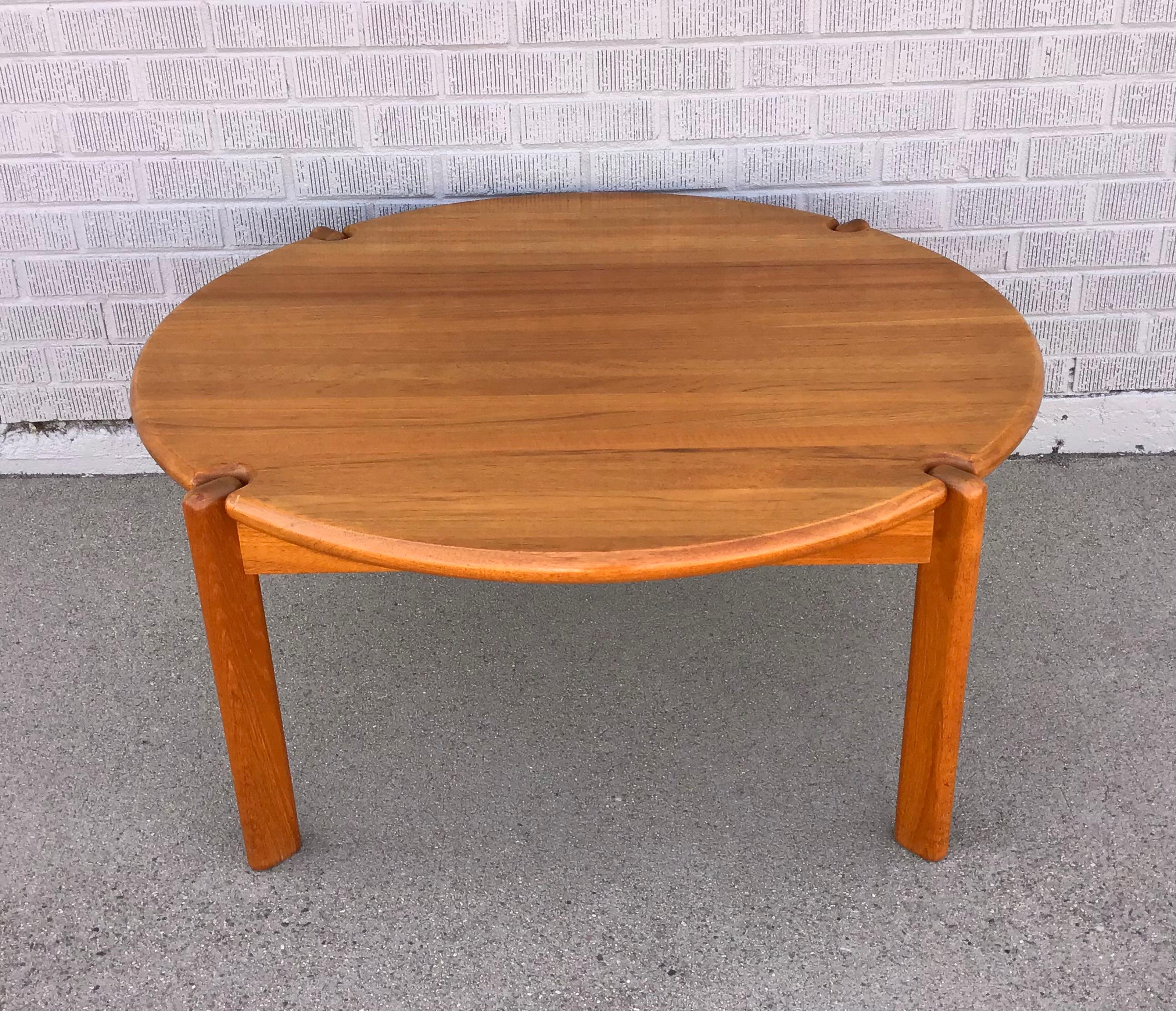 Ein wunderschöner dänischer moderner runder Teak-Esstisch um 1960 mit 