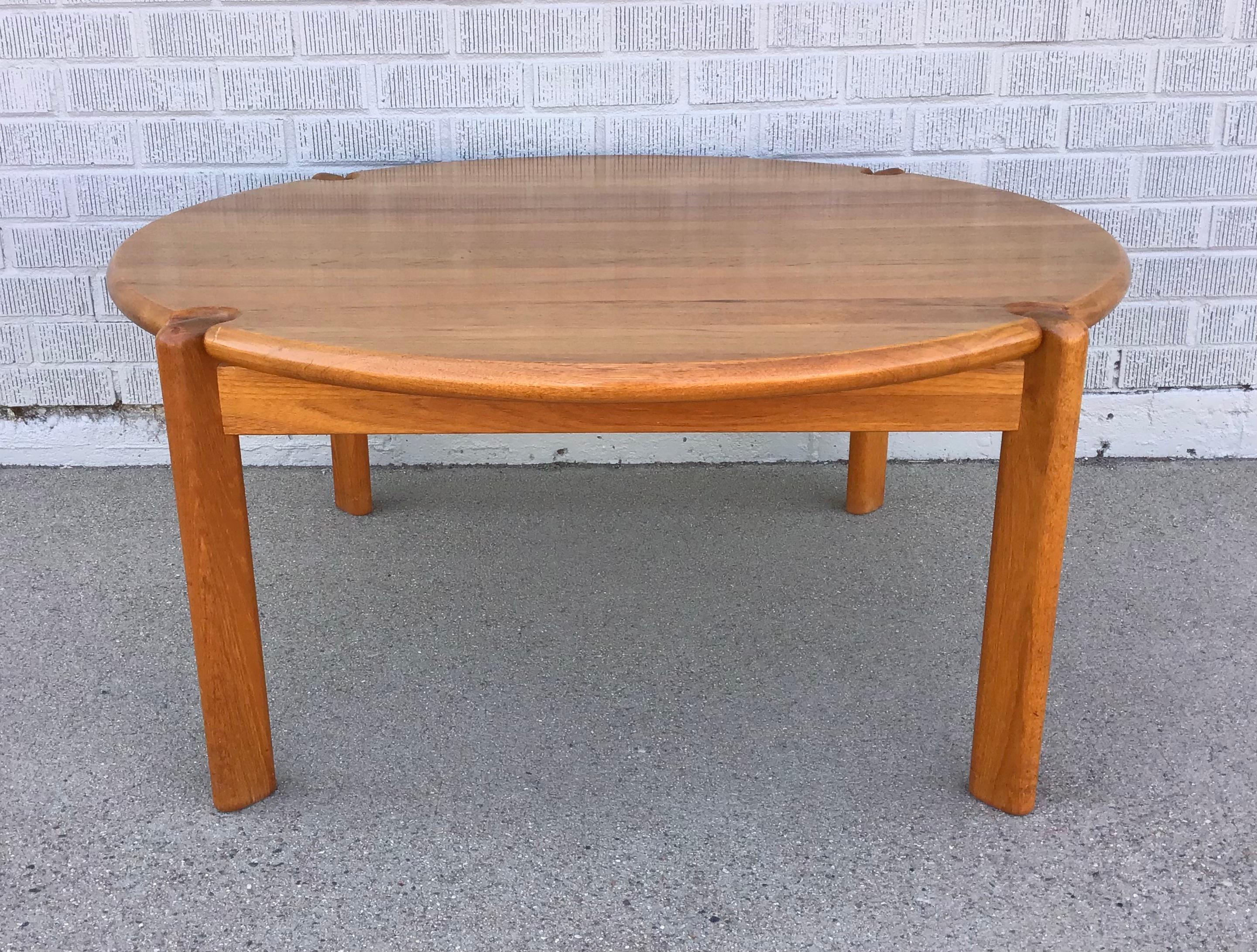 Dänischer moderner runder Couchtisch aus Teakholz, ca. 1960er Jahre im Zustand „Gut“ im Angebot in Wheat Ridge, CO