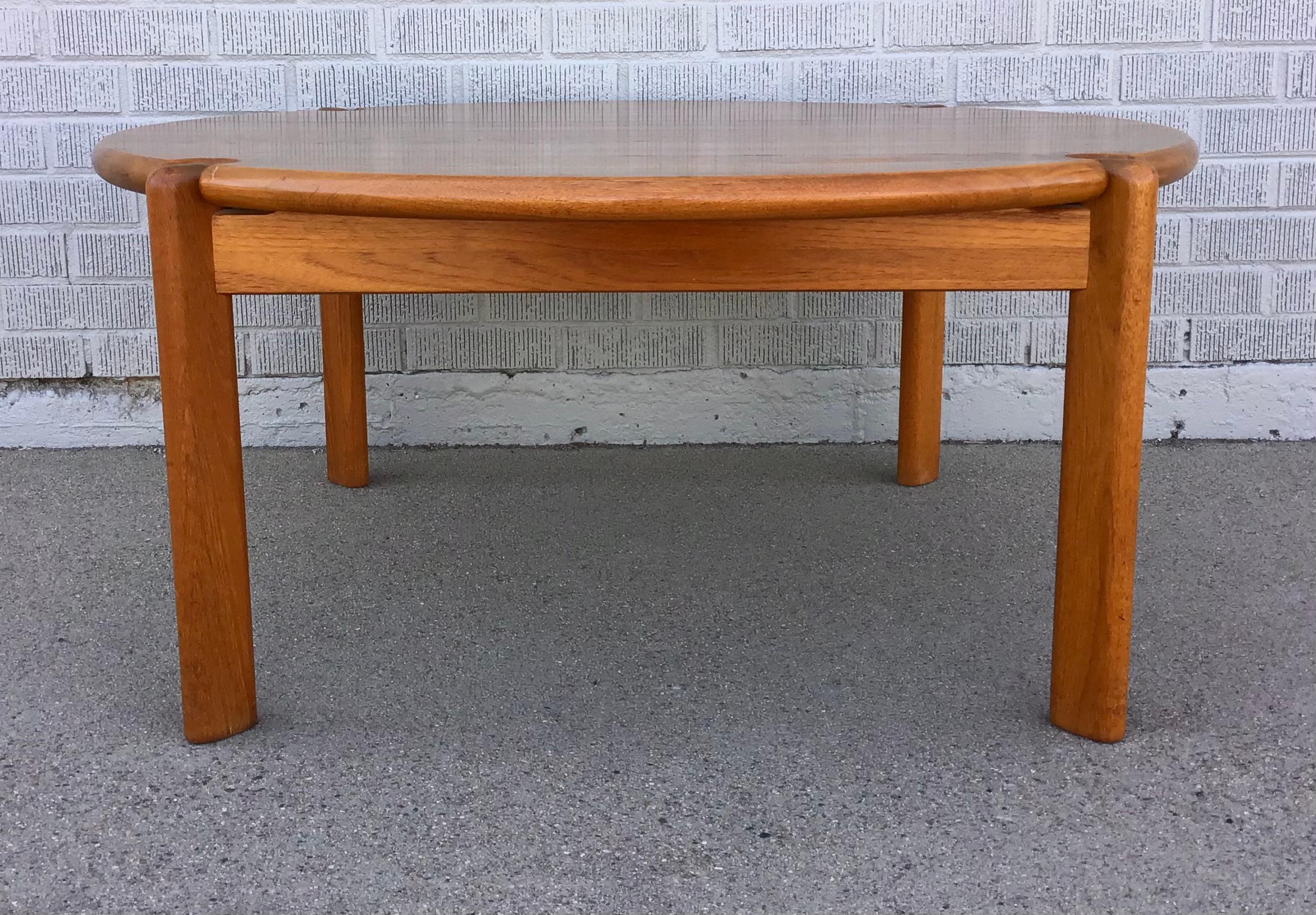 Dänischer moderner runder Couchtisch aus Teakholz, ca. 1960er Jahre (20. Jahrhundert) im Angebot