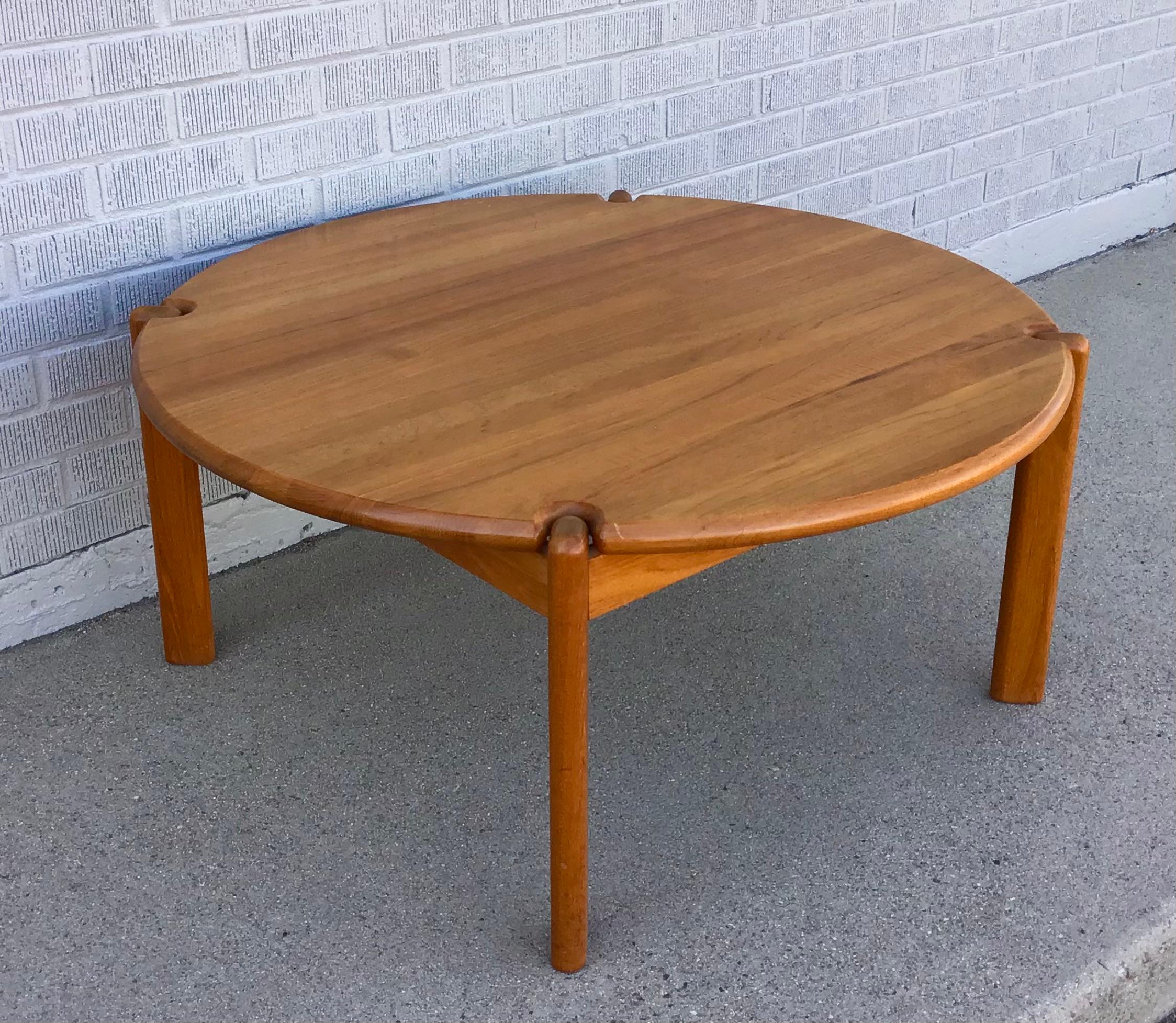 Dänischer moderner runder Couchtisch aus Teakholz, ca. 1960er Jahre im Angebot 1
