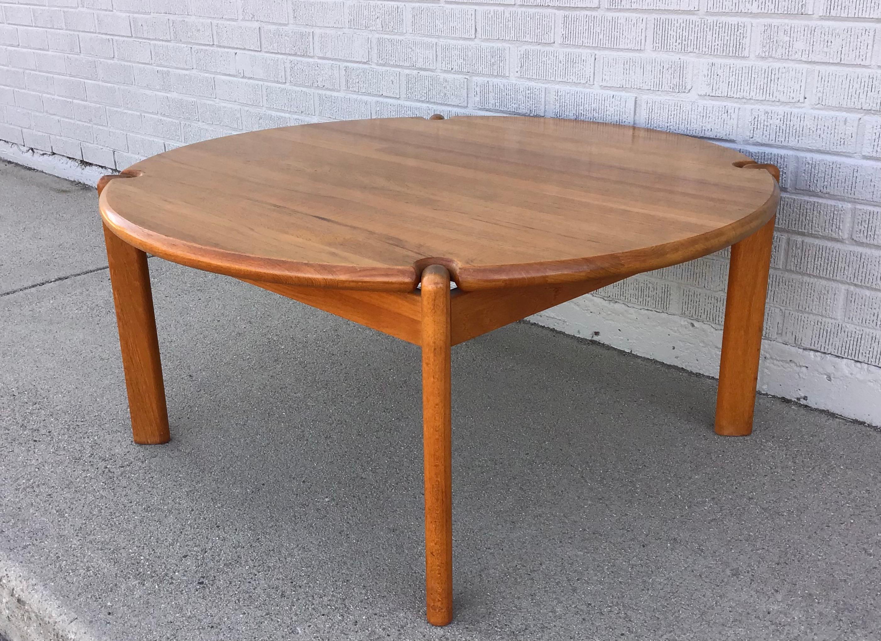 Dänischer moderner runder Couchtisch aus Teakholz, ca. 1960er Jahre im Angebot 2
