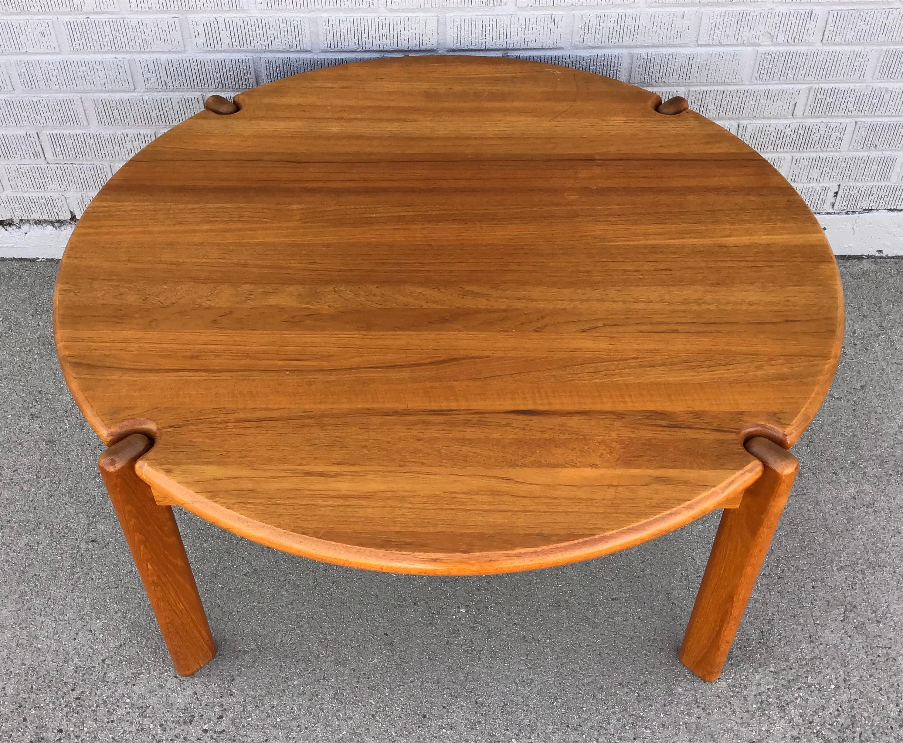 Dänischer moderner runder Couchtisch aus Teakholz, ca. 1960er Jahre im Angebot 3