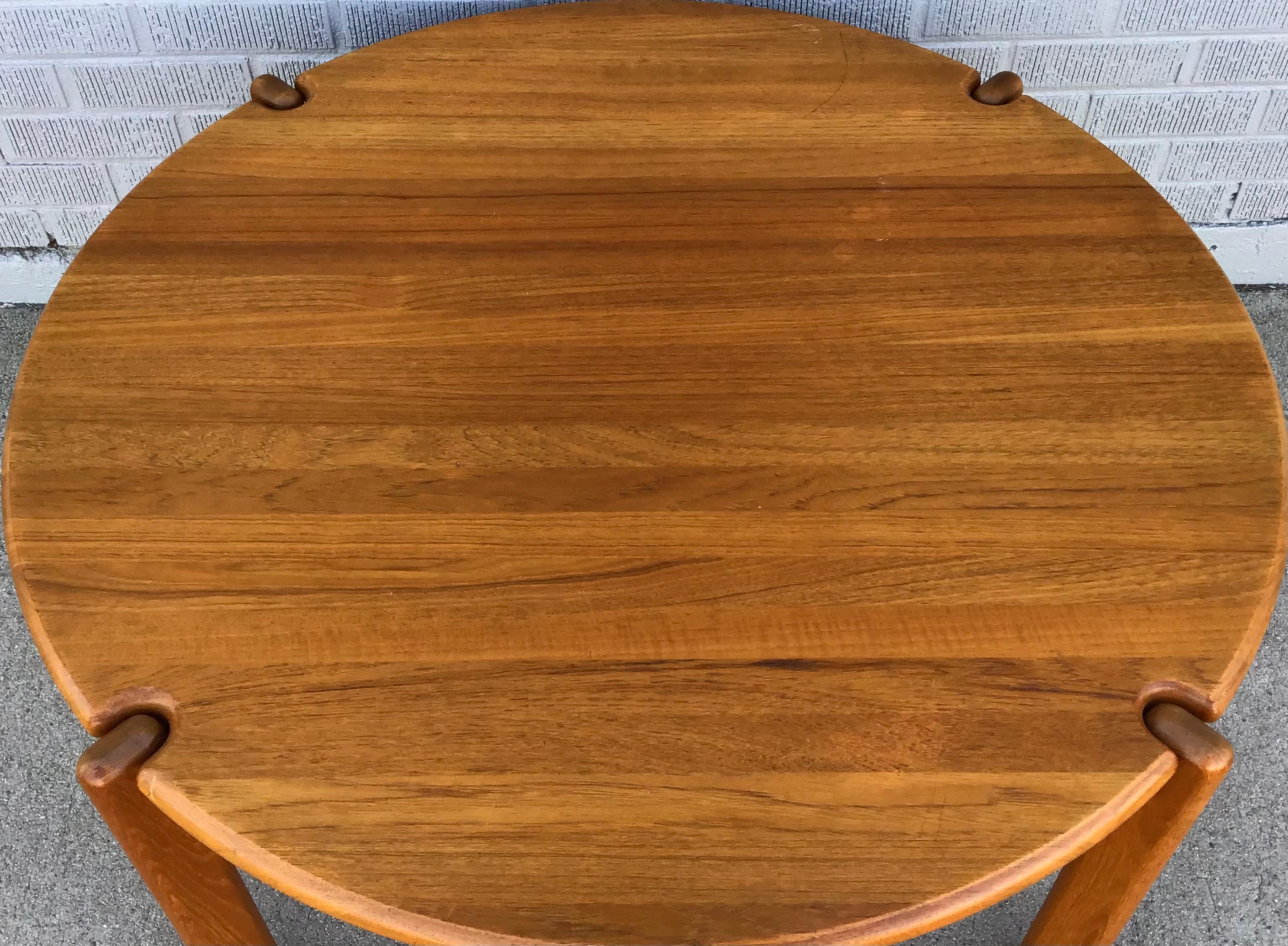 Dänischer moderner runder Couchtisch aus Teakholz, ca. 1960er Jahre im Angebot 4