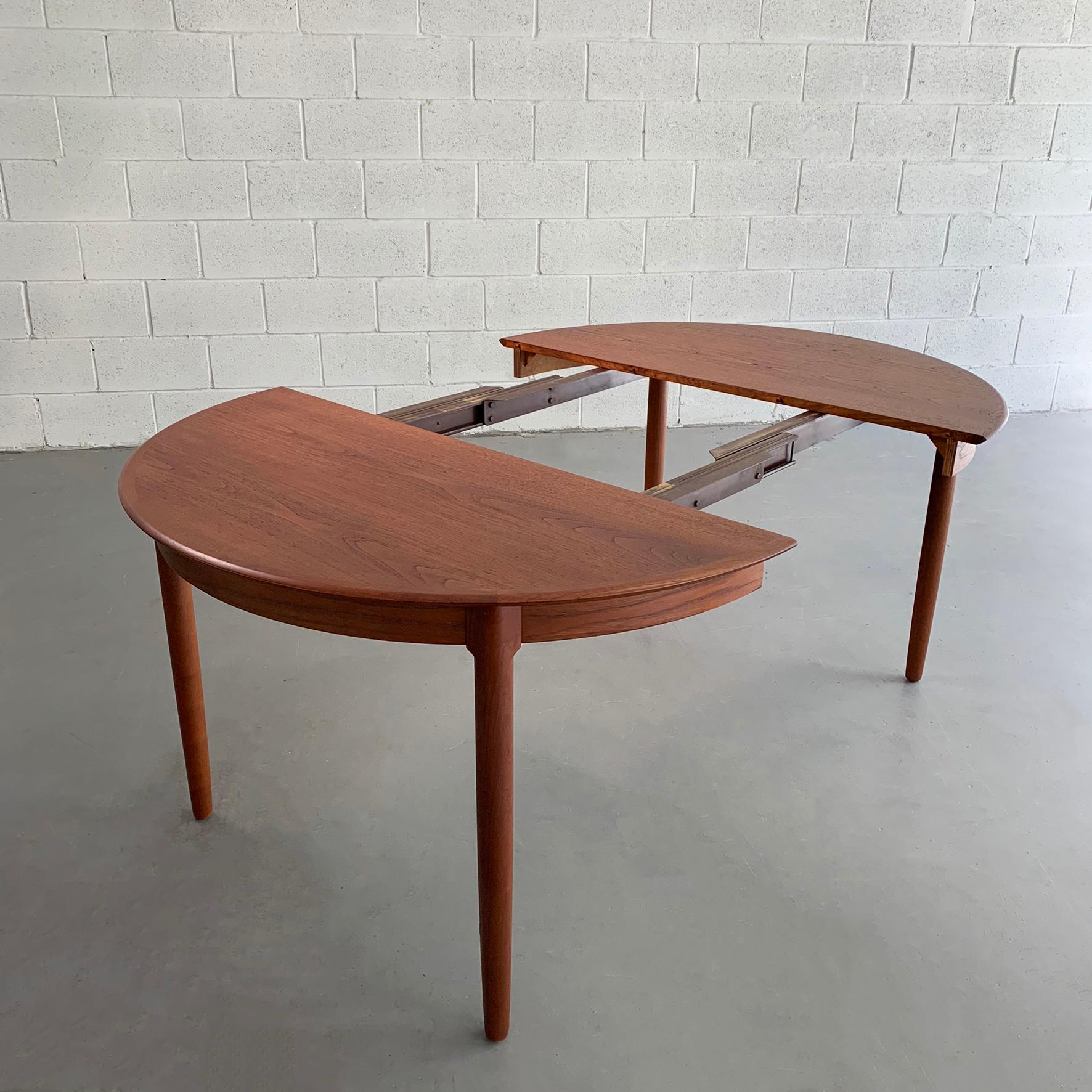 Danish Modern Round Teak Extension Dining Table In Good Condition In Brooklyn, NY