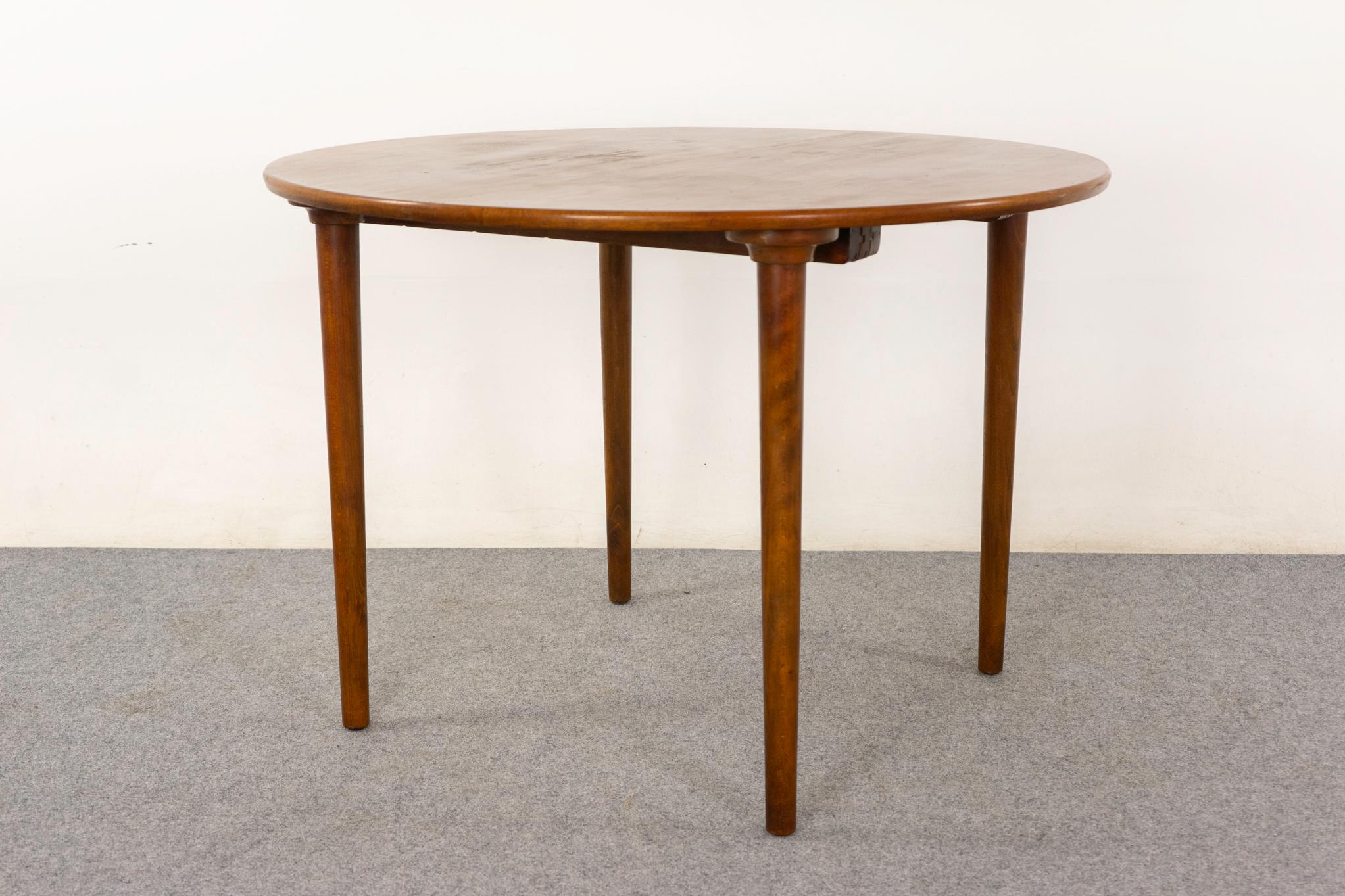 Danish Modern Round Walnut Dining Table In Good Condition For Sale In VANCOUVER, CA