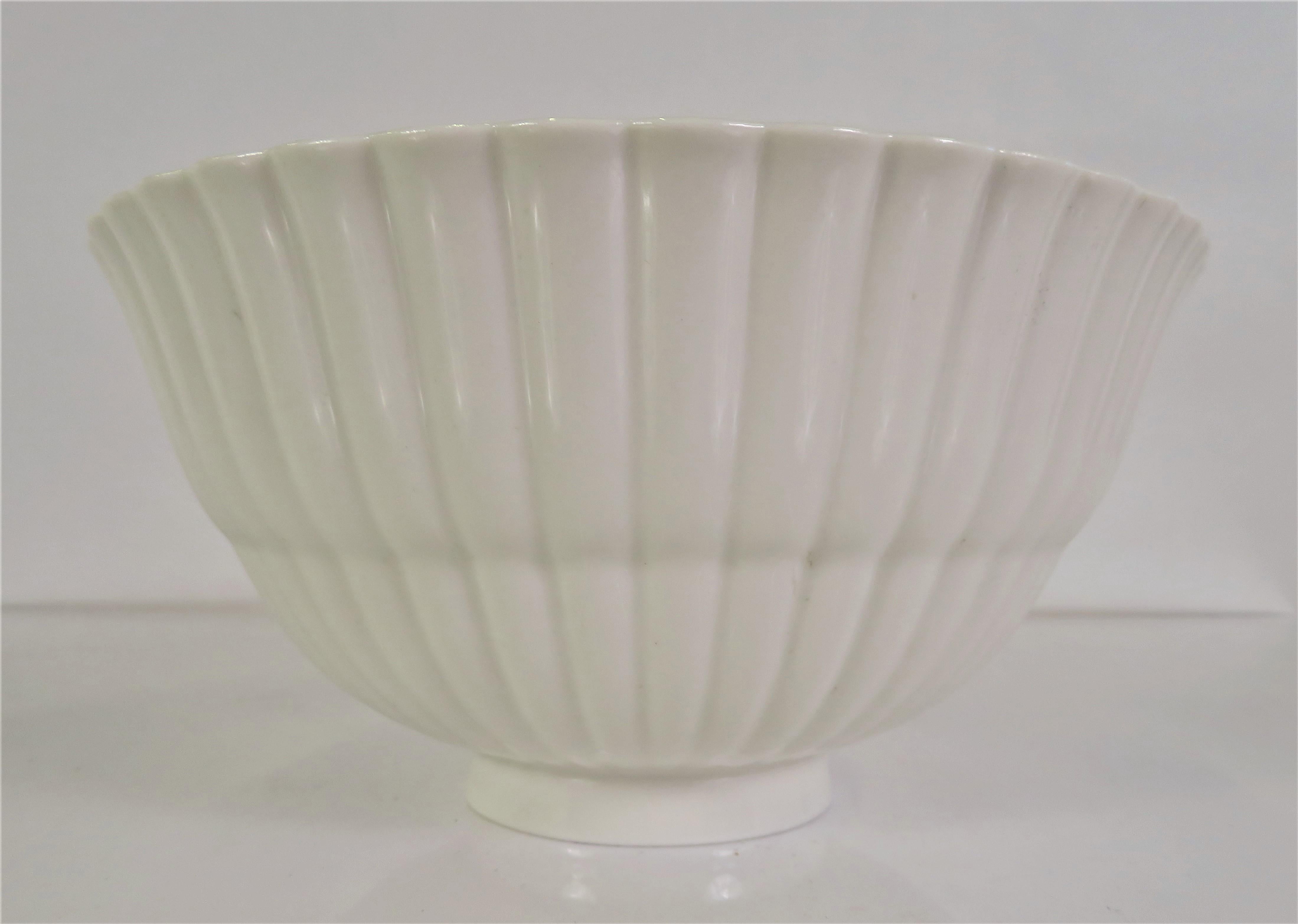 Céramique Bol en porcelaine Blanc De Chine de style danois moderne Royal Copenhagen 1939 Hans H. Hansen en vente