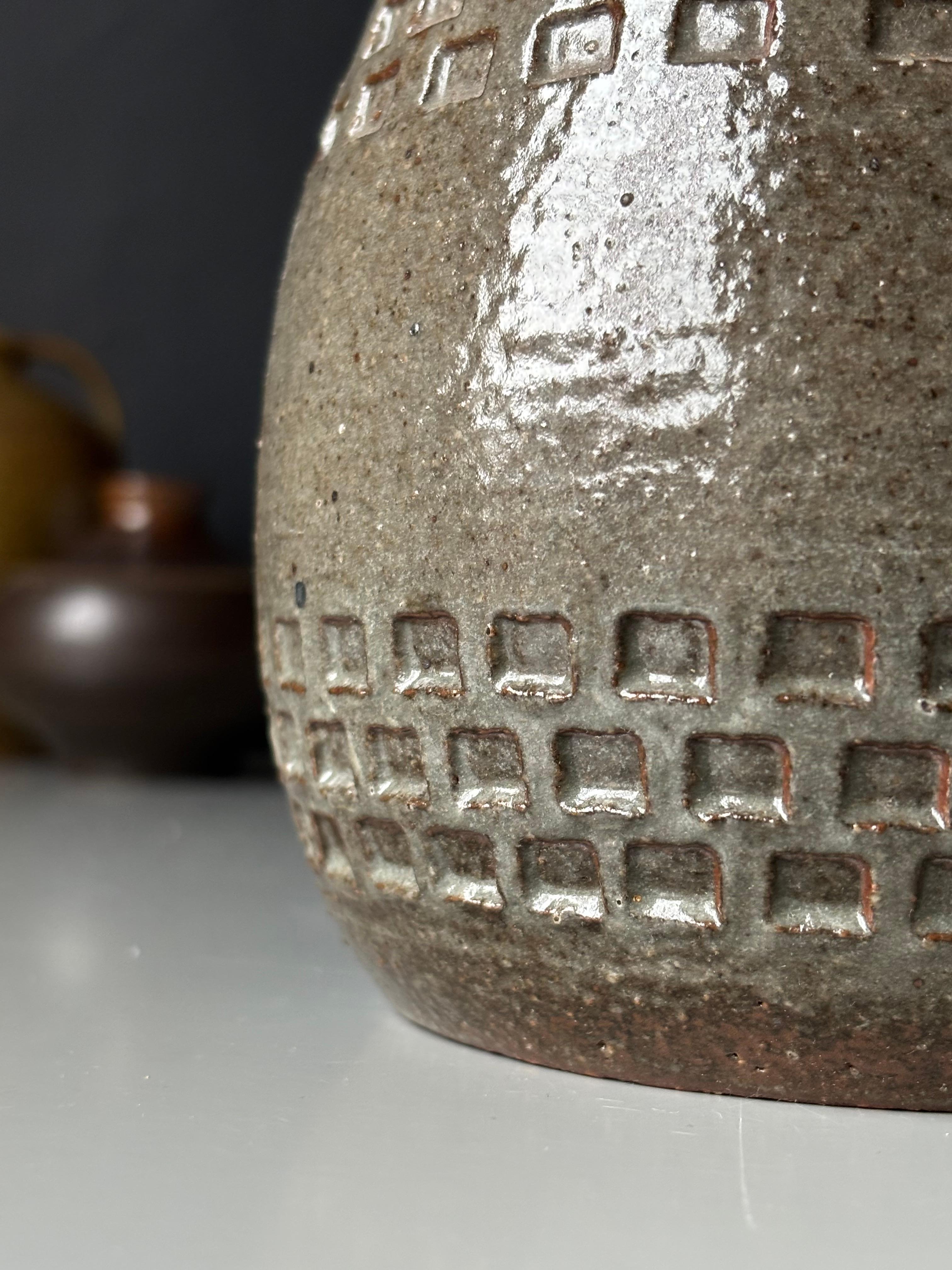 Sculpté à la main Lampe en grès gris Sage The Moderns, 1960s en vente