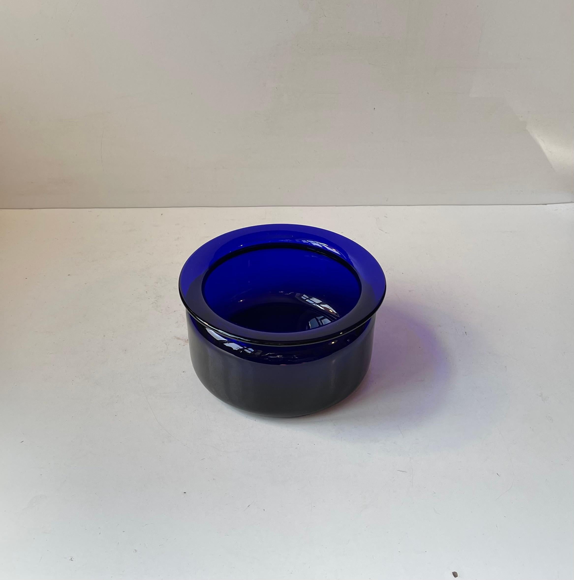 A rare salad- or decorative bowl in cobalt/saphire blue hand-blown glass. It was designed by Michael Bang and made at Holmegaard in Denmark during the 1970. Measurements: D: 17.5 cm, H: 9 cm.