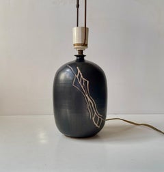 Lampada da tavolo in ceramica nera satinata in stile danese moderno, di Aino Grib, anni ’80