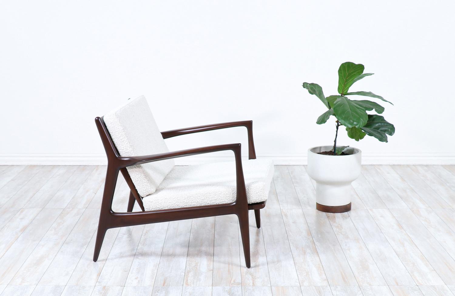 Expertisch restauriert – dänischer moderner skulpturaler Loungesessel der dänischen Moderne von Ib Kofod-Larsenn (Moderne der Mitte des Jahrhunderts) im Angebot
