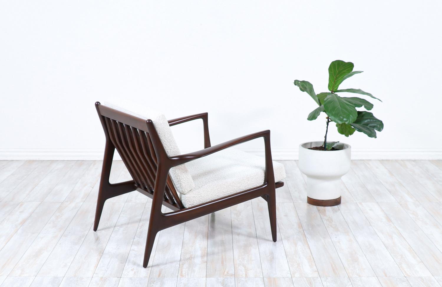 Expertisch restauriert – dänischer moderner skulpturaler Loungesessel der dänischen Moderne von Ib Kofod-Larsenn (Dänisch) im Angebot