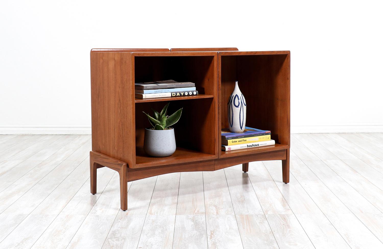 Danish Modern Sculpted Teak Bookcase by William Watting In Excellent Condition In Los Angeles, CA