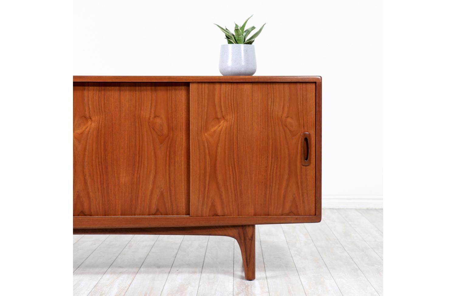 Danish Modern Sculpted Teak Credenza by H.P. Hansen 4