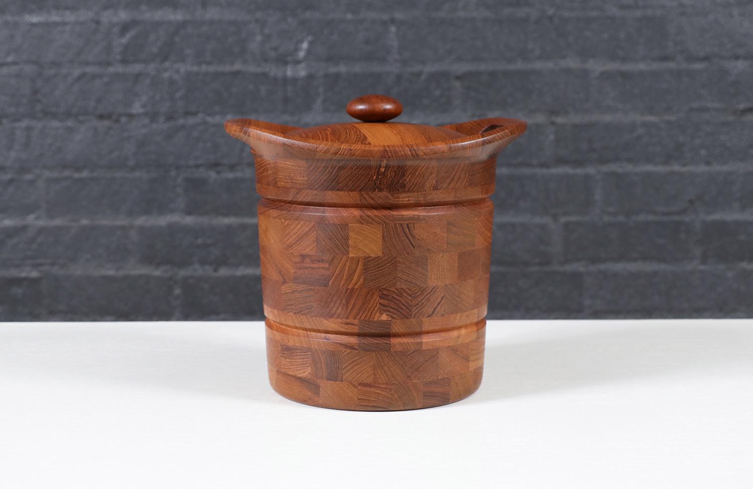 Teak Secchiello per il ghiaccio moderno danese in teak scolpito di ESB in vendita