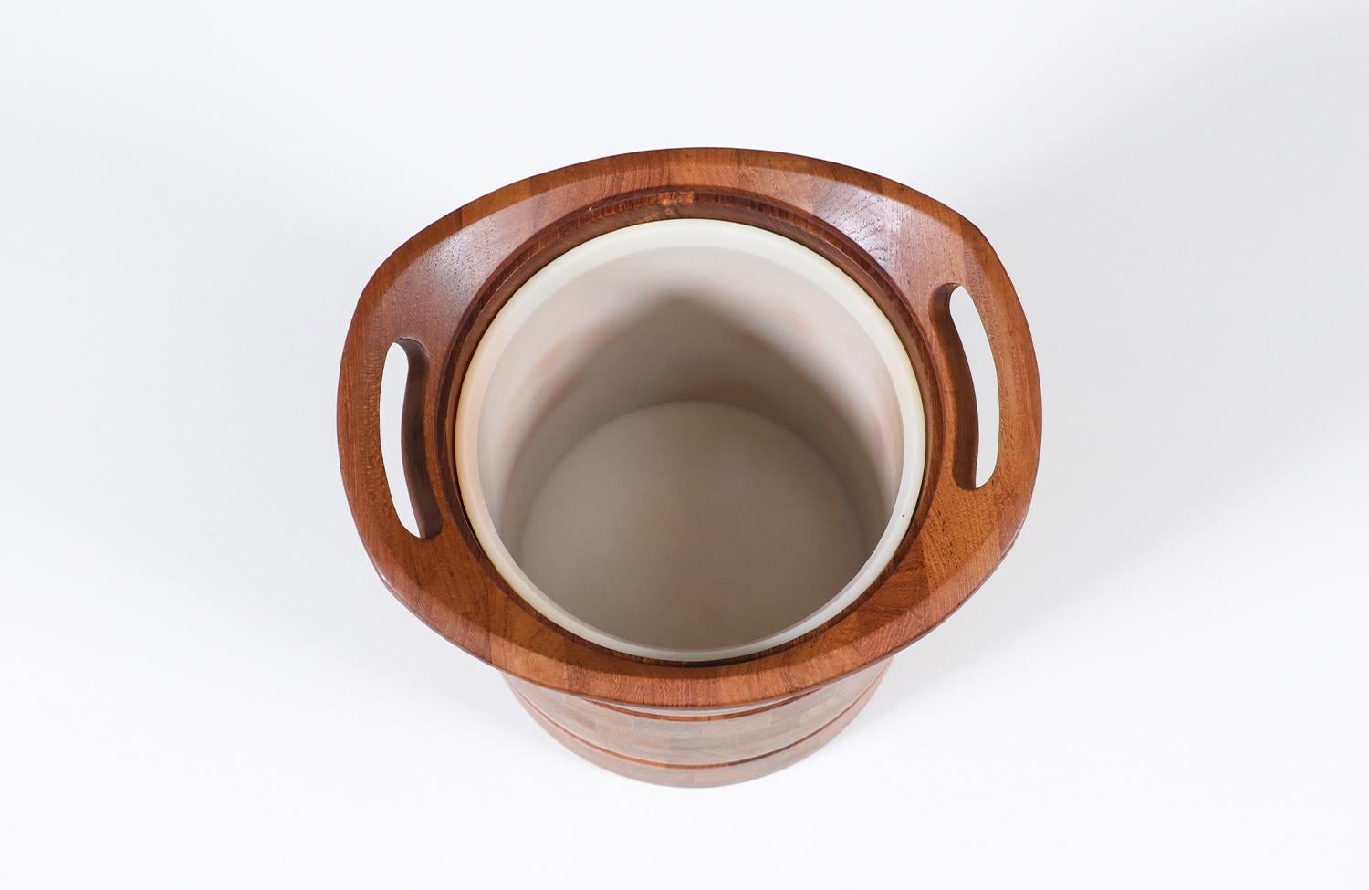 Secchiello per il ghiaccio moderno danese in teak scolpito di ESB in vendita 3