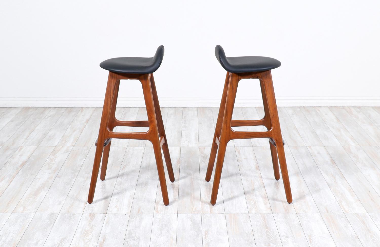 Expertly Restored -Danish Modern Sculpted Teak & Leather Bar Stools by Erik Buch In Excellent Condition In Los Angeles, CA
