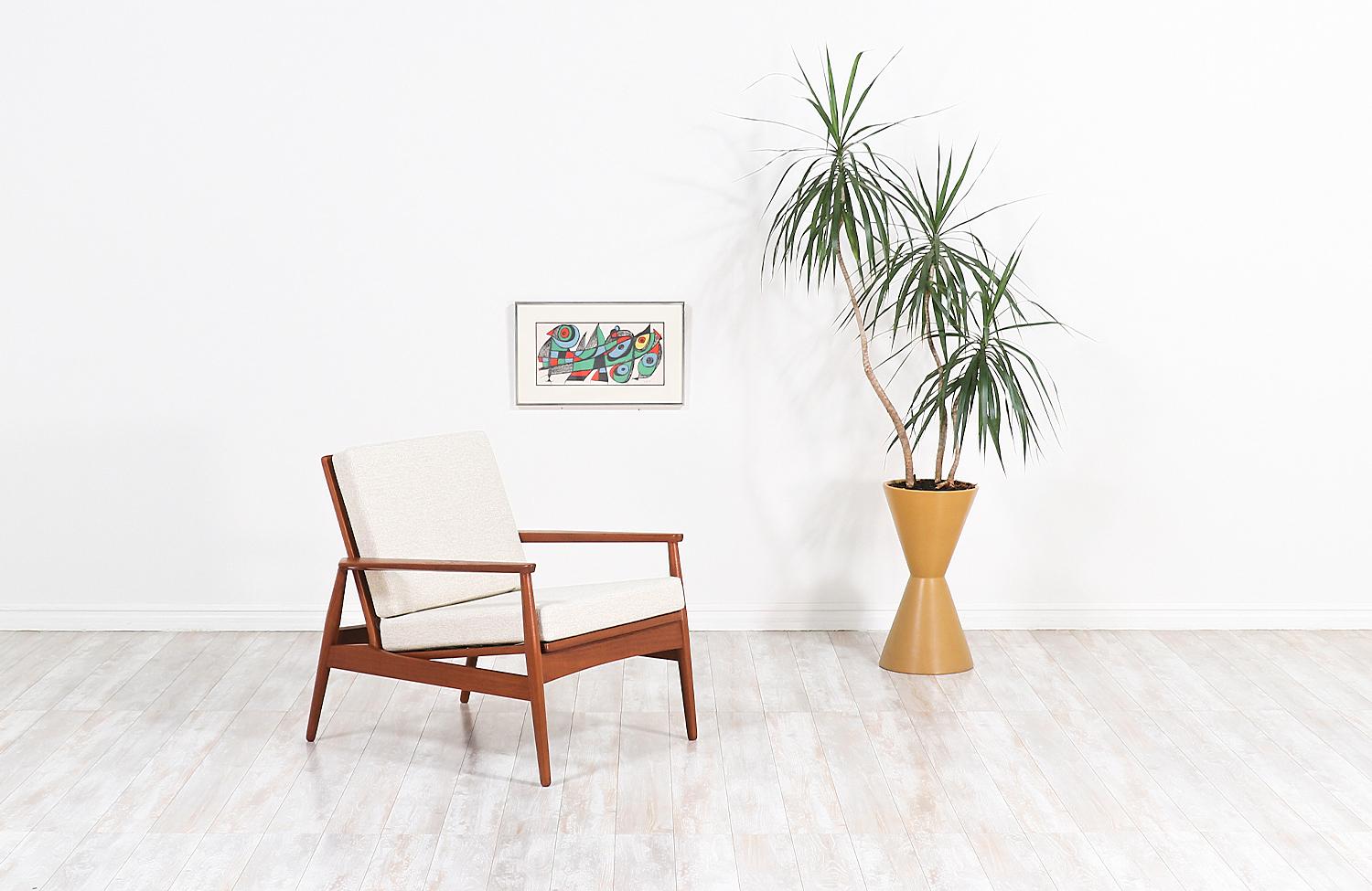 Fachmännisch restauriert – Dänischer moderner dänischer Sessel aus Teakholz mit Skulptur (Moderne der Mitte des Jahrhunderts) im Angebot