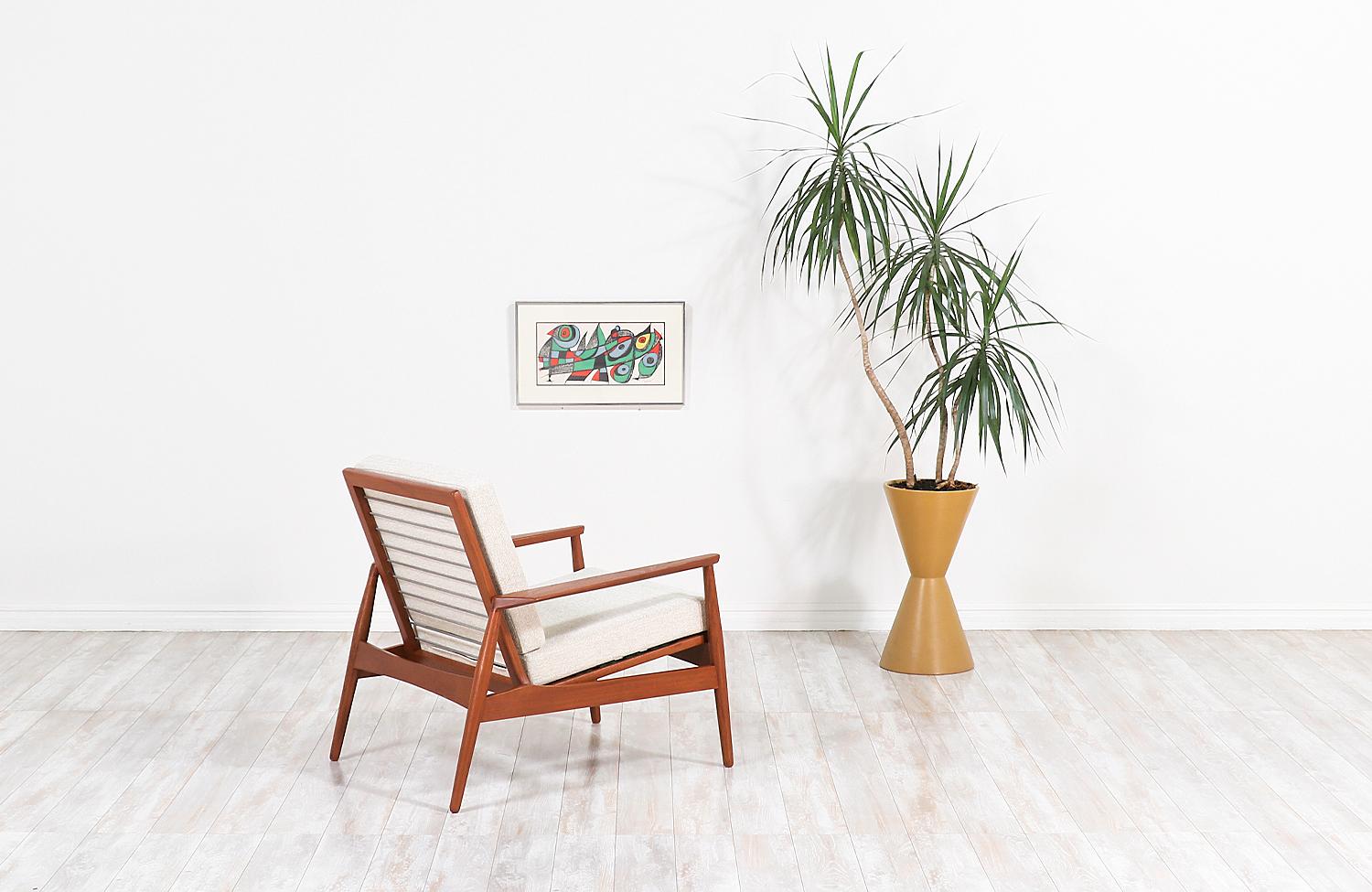 Fachmännisch restauriert – Dänischer moderner dänischer Sessel aus Teakholz mit Skulptur im Zustand „Hervorragend“ im Angebot in Los Angeles, CA