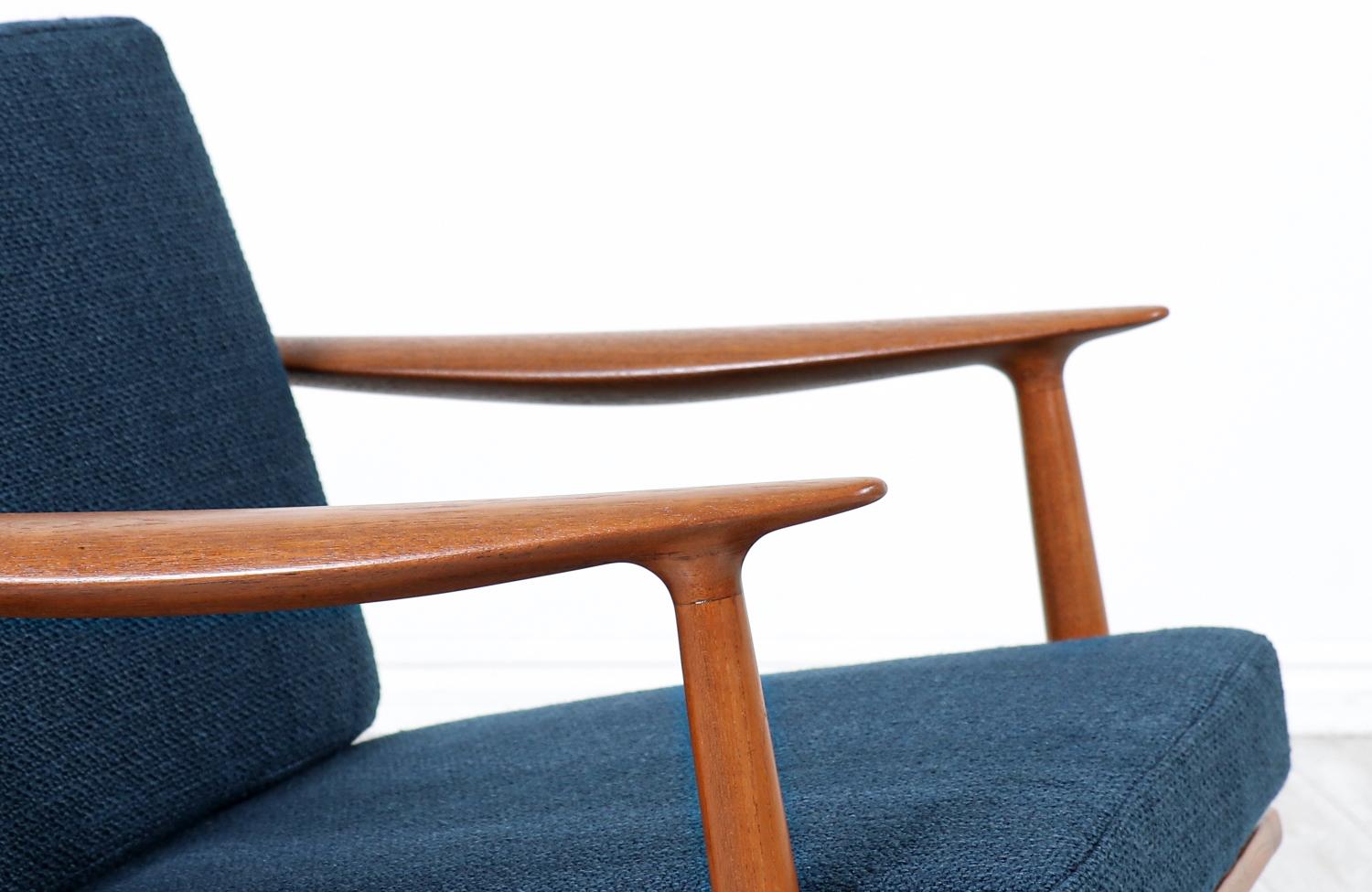 Fachmännisch restauriert – moderne dänische Sessel aus Teakholz mit Skulpturen von John Bone (Stoff) im Angebot