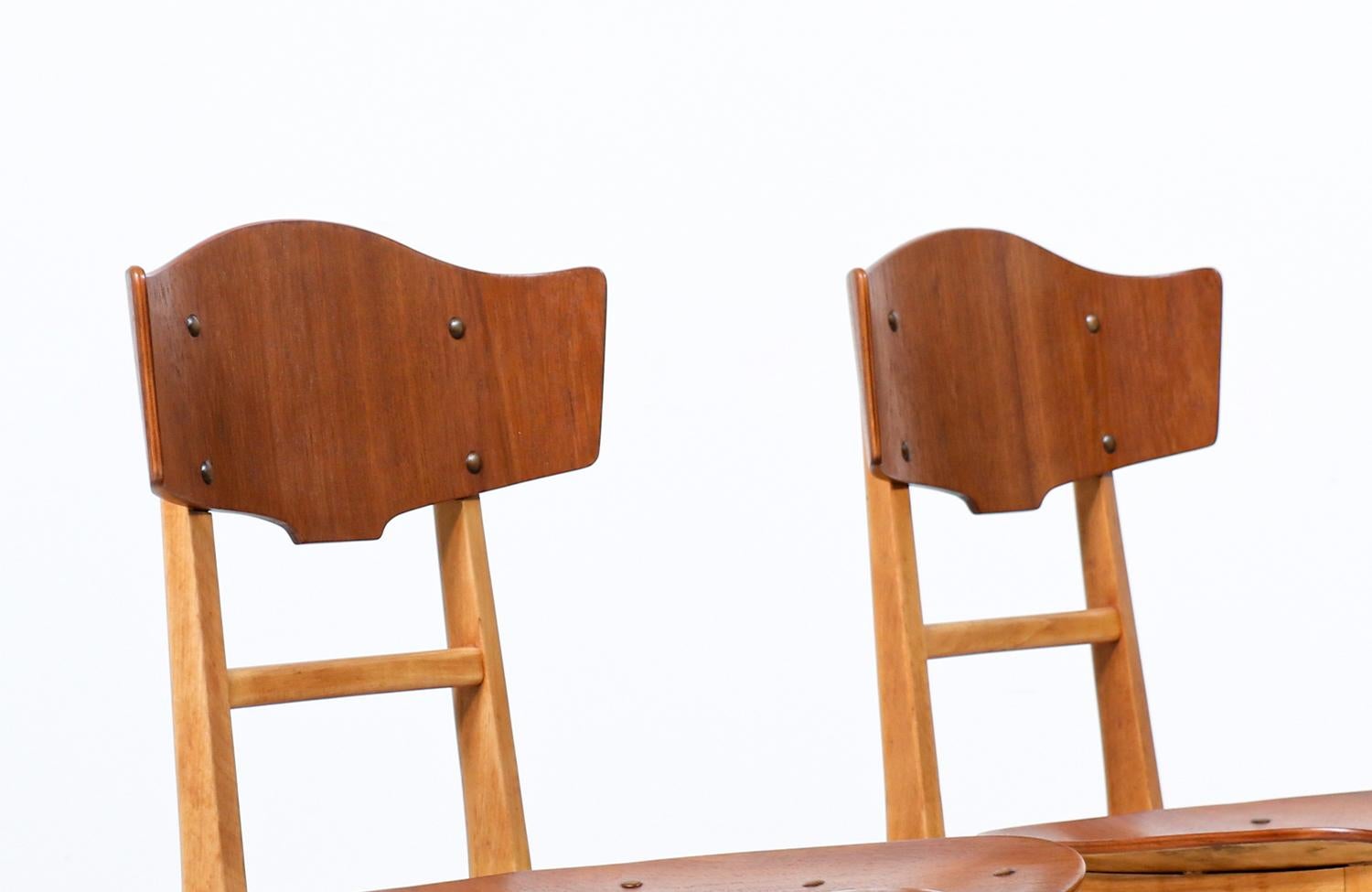 Fachmännisch restaurierte – moderne dänische Esszimmerstühle aus Teakholz und Eiche, geformt (Eichenholz) im Angebot