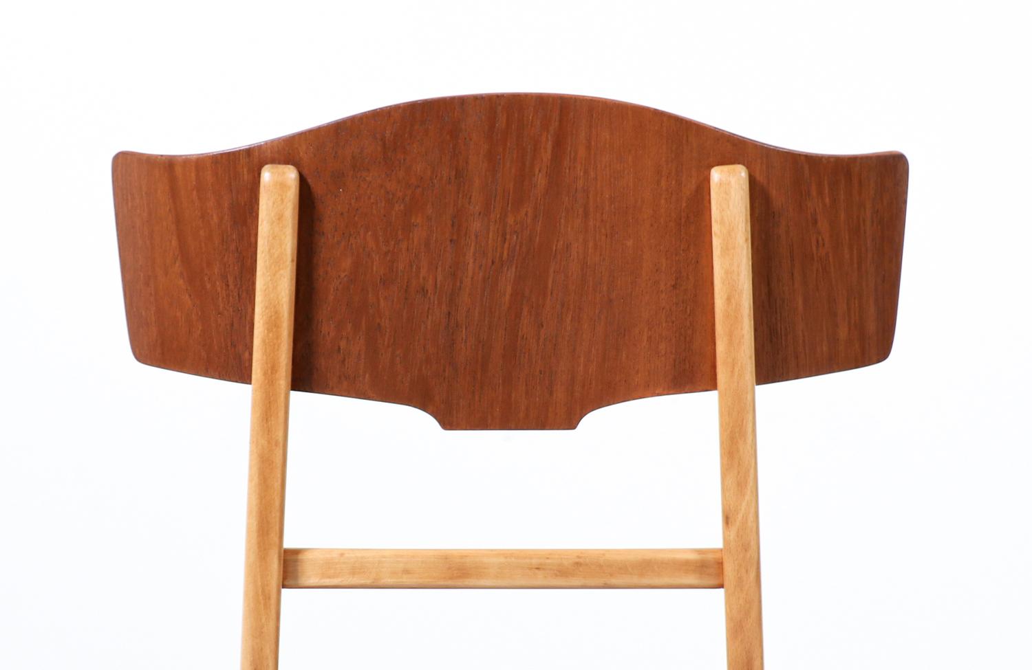 Fachmännisch restaurierte – moderne dänische Esszimmerstühle aus Teakholz und Eiche, geformt im Angebot 1