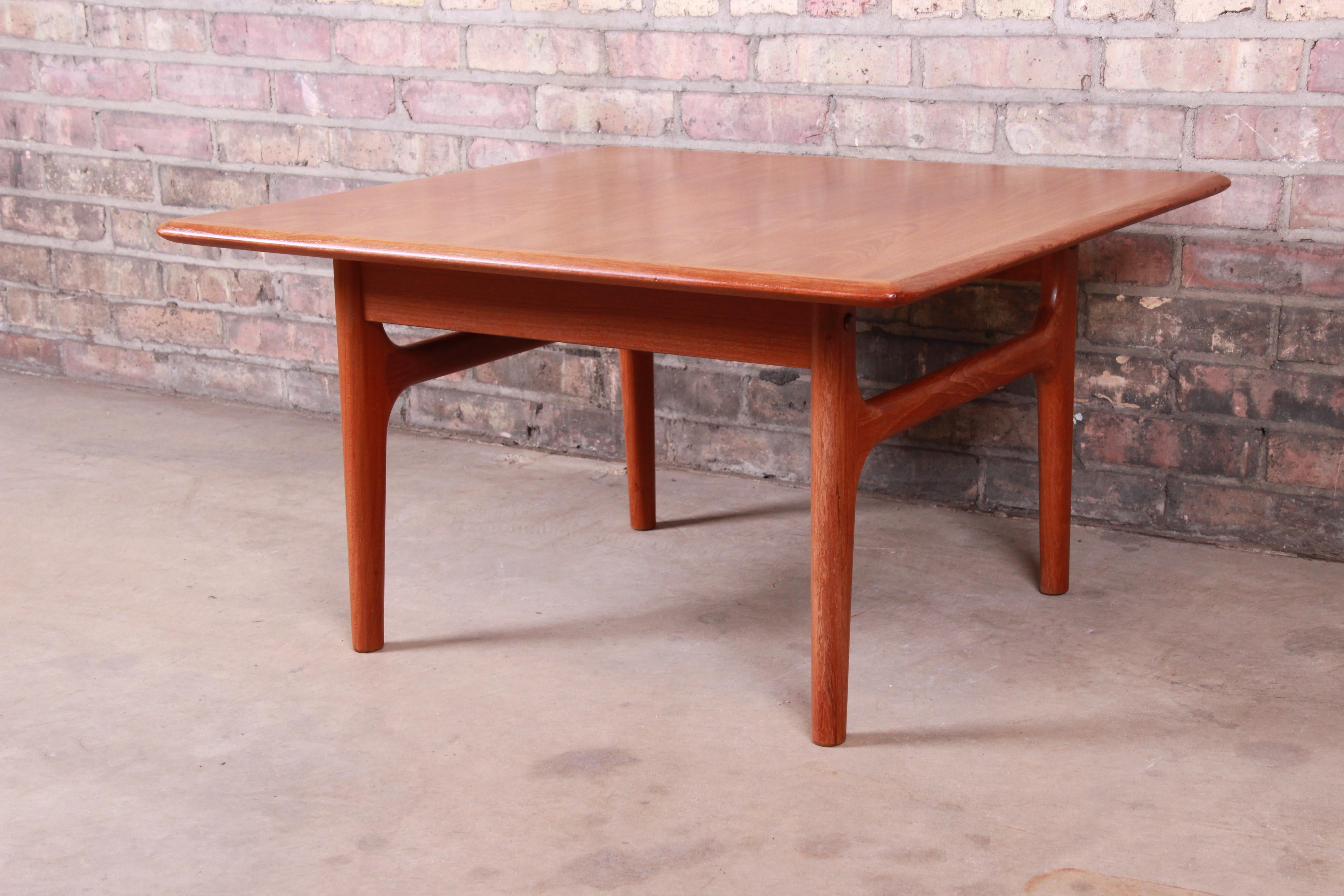 A sleek and stylish sculpted teak occasional side table or coffee table

By Trioh Møbelfabrik

Denmark, circa 1960s

Measures: 29.63