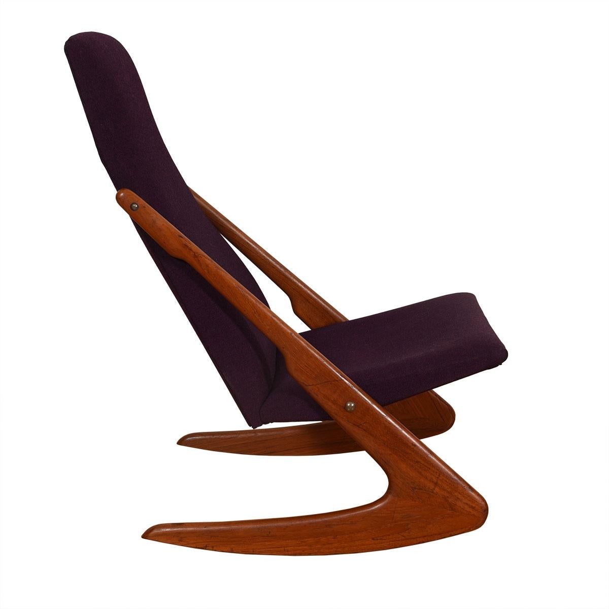 Mid-Century Modern Rocker danois moderne en teck sculpté en vente