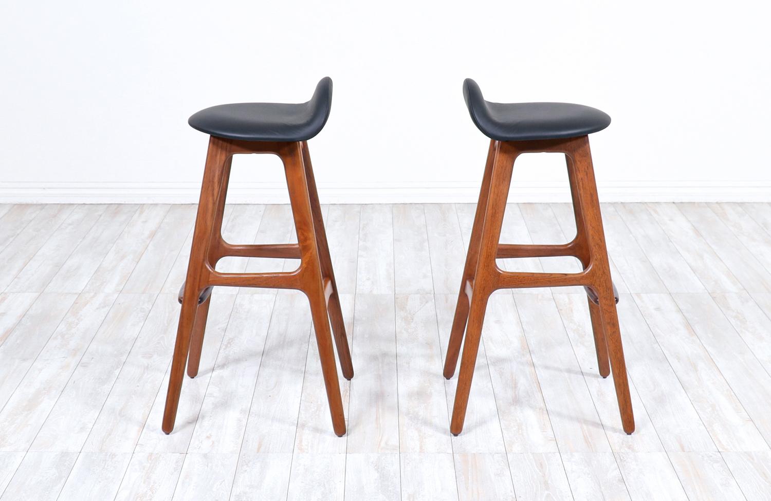 Danish Modern Sculpted Teak & Rosewood Bar Stools by Erik Buch In Excellent Condition In Los Angeles, CA