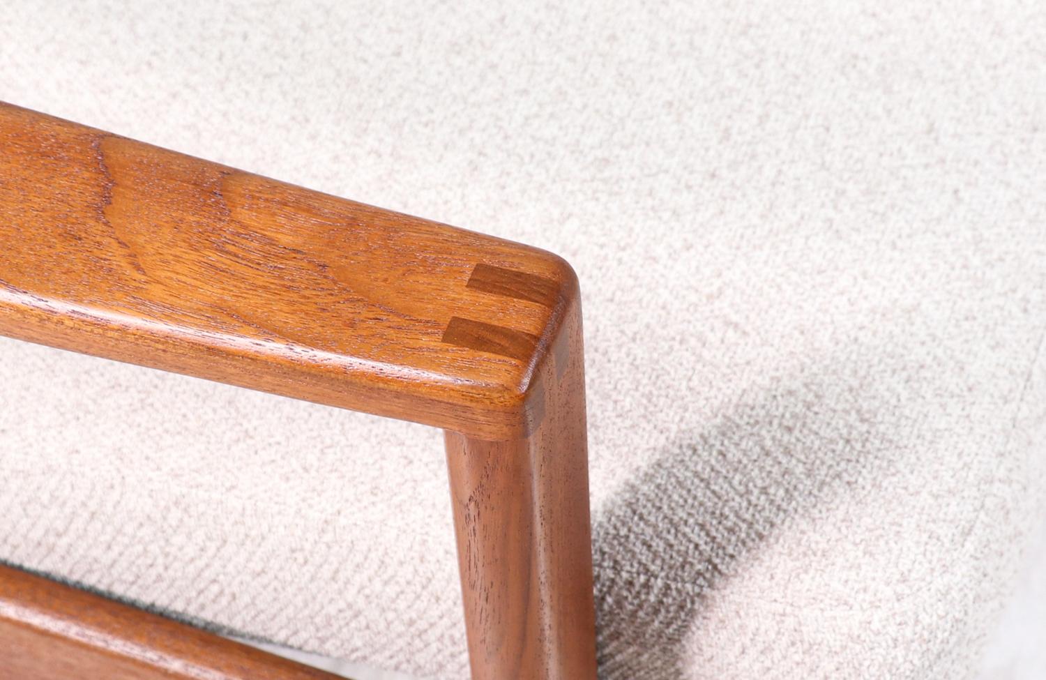 Expertly Restored - Danish Modern Sculpted Teak Sofa For Sale 4