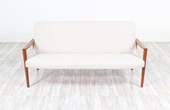 Divano in teak scolpito, moderno e danese, sapientemente restaurato