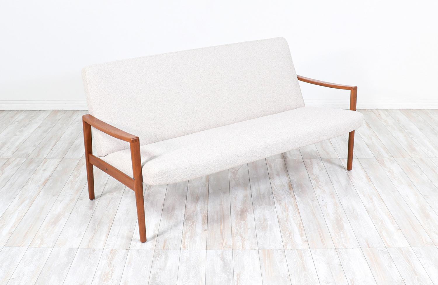 Fachmännisch restauriert - Dänisches Modernes Sofa aus Teakholz mit Skulpturen (Moderne der Mitte des Jahrhunderts) im Angebot